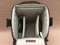 LOWEPRO TOP LOADER 70 AW\n\nFoto von Erik Dabelstein  - VIELEN DANK FR DEIN MAIL!\n\nKommentar des Nutzers:\n\nLowepro Toploader 70 AW\n \nCanon EOS 30D mit Batteriegriff und Handschlaufe mit angesetztem Canon EF 17-40 F4 L USM mit EW-83DII Geli (muss nicht gedreht werden)\nCanon Speedlite 580EX (dank verlngerbarem Frontfach unterbringbar)\nAkkus und Speicherkarte\n \n \nMfG, Erik Dabelstein