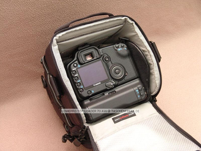 LOWEPRO TOP LOADER 70 AW\n\nFoto von Erik Dabelstein  - VIELEN DANK FR DEIN MAIL!\n\nKommentar des Nutzers:\n\nLowepro Toploader 70 AW\n \nCanon EOS 30D mit Batteriegriff und Handschlaufe mit angesetztem Canon EF 17-40 F4 L USM mit EW-83DII Geli (muss nicht gedreht werden)\nCanon Speedlite 580EX (dank verlngerbarem Frontfach unterbringbar)\nAkkus und Speicherkarte\n \n \nMfG, Erik Dabelstein