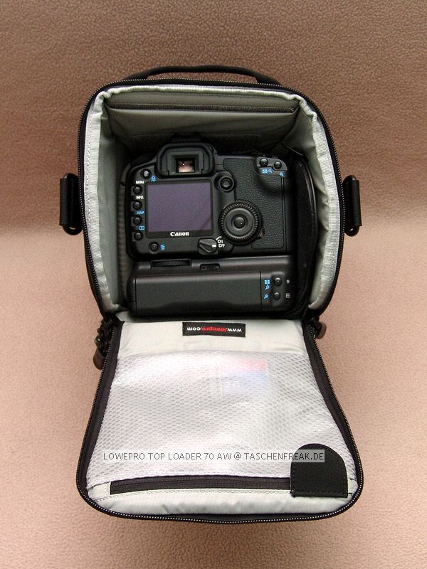 LOWEPRO TOP LOADER 70 AW\n\nFoto von Erik Dabelstein  - VIELEN DANK FR DEIN MAIL!\n\nKommentar des Nutzers:\n\nLowepro Toploader 70 AW\n \nCanon EOS 30D mit Batteriegriff und Handschlaufe mit angesetztem Canon EF 17-40 F4 L USM mit EW-83DII Geli (muss nicht gedreht werden)\nCanon Speedlite 580EX (dank verlngerbarem Frontfach unterbringbar)\nAkkus und Speicherkarte\n \n \nMfG, Erik Dabelstein