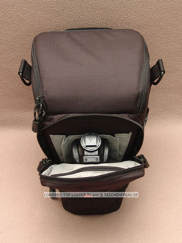 LOWEPRO TOP LOADER 70 AW\n\nFoto von Erik Dabelstein  - VIELEN DANK FR DEIN MAIL!\n\nKommentar des Nutzers:\n\nLowepro Toploader 70 AW\n \nCanon EOS 30D mit Batteriegriff und Handschlaufe mit angesetztem Canon EF 17-40 F4 L USM mit EW-83DII Geli (muss nicht gedreht werden)\nCanon Speedlite 580EX (dank verlngerbarem Frontfach unterbringbar)\nAkkus und Speicherkarte\n \n \nMfG, Erik Dabelstein