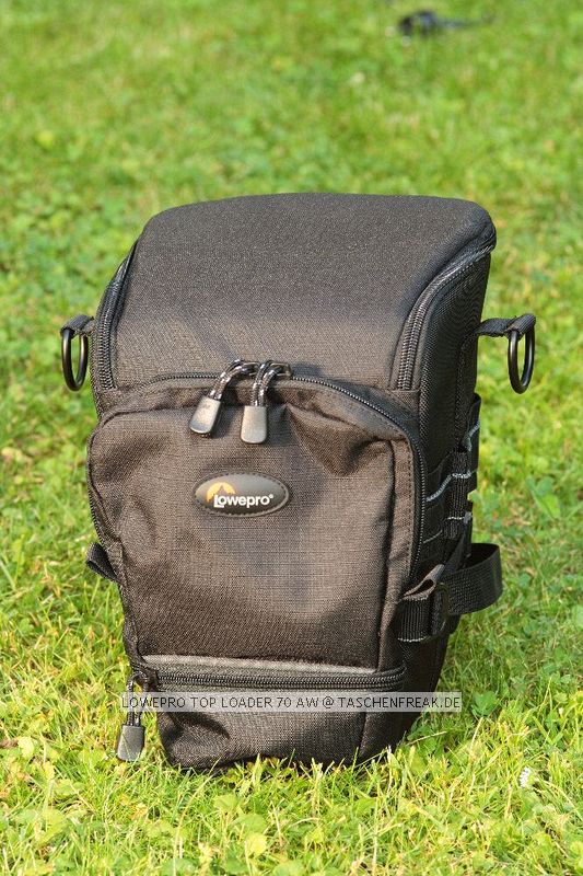 LOWEPRO TOP LOADER 70 AW\n\nFoto von Martin Adler - VIELEN DANK!\n\nKommentar des Nutzers:\n\nTopLoader 70 AW:\nDa passt die 350D mit Batteriegriff + EF 100-400 mit umgekehrt angesetzter Geli rein. In die Tasche vorne passt z.B. ein Blitz rein. Die Tasche vorne hat nach unten noch einen Klettverschluss um den Raum in die darunter liegende 'Verlngerung' platz zu schaffen.\nMit dabei ist ein gewohnt guter Schultergurt und der Chest Harness.
