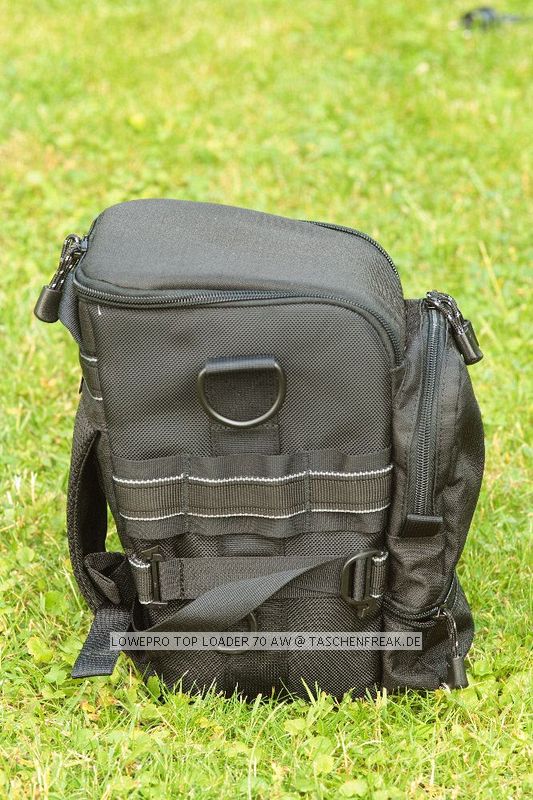 LOWEPRO TOP LOADER 70 AW\n\nFoto von Martin Adler - VIELEN DANK!\n\nKommentar des Nutzers:\n\nTopLoader 70 AW:\nDa passt die 350D mit Batteriegriff + EF 100-400 mit umgekehrt angesetzter Geli rein. In die Tasche vorne passt z.B. ein Blitz rein. Die Tasche vorne hat nach unten noch einen Klettverschluss um den Raum in die darunter liegende 'Verlngerung' platz zu schaffen.\nMit dabei ist ein gewohnt guter Schultergurt und der Chest Harness.