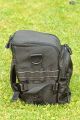 LOWEPRO TOP LOADER 70 AW\n\nFoto von Martin Adler - VIELEN DANK!\n\nKommentar des Nutzers:\n\nTopLoader 70 AW:\nDa passt die 350D mit Batteriegriff + EF 100-400 mit umgekehrt angesetzter Geli rein. In die Tasche vorne passt z.B. ein Blitz rein. Die Tasche vorne hat nach unten noch einen Klettverschluss um den Raum in die darunter liegende 'Verlngerung' platz zu schaffen.\nMit dabei ist ein gewohnt guter Schultergurt und der Chest Harness.