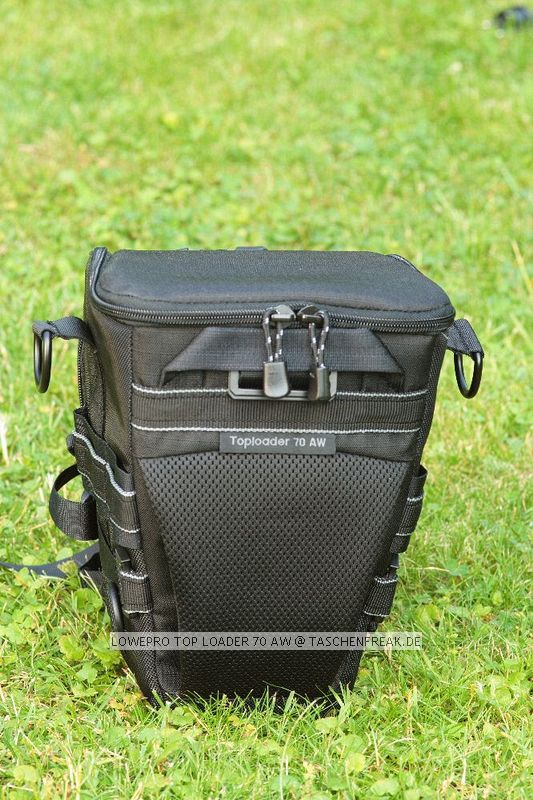 LOWEPRO TOP LOADER 70 AW\n\nFoto von Martin Adler - VIELEN DANK!\n\nKommentar des Nutzers:\n\nTopLoader 70 AW:\nDa passt die 350D mit Batteriegriff + EF 100-400 mit umgekehrt angesetzter Geli rein. In die Tasche vorne passt z.B. ein Blitz rein. Die Tasche vorne hat nach unten noch einen Klettverschluss um den Raum in die darunter liegende 'Verlngerung' platz zu schaffen.\nMit dabei ist ein gewohnt guter Schultergurt und der Chest Harness.