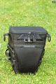 LOWEPRO TOP LOADER 70 AW\n\nFoto von Martin Adler - VIELEN DANK!\n\nKommentar des Nutzers:\n\nTopLoader 70 AW:\nDa passt die 350D mit Batteriegriff + EF 100-400 mit umgekehrt angesetzter Geli rein. In die Tasche vorne passt z.B. ein Blitz rein. Die Tasche vorne hat nach unten noch einen Klettverschluss um den Raum in die darunter liegende 'Verlngerung' platz zu schaffen.\nMit dabei ist ein gewohnt guter Schultergurt und der Chest Harness.