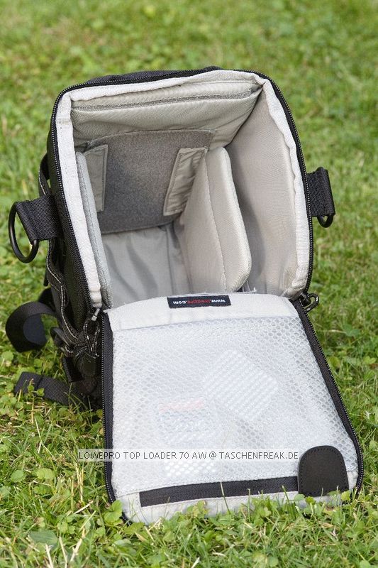 LOWEPRO TOP LOADER 70 AW\n\nFoto von Martin Adler - VIELEN DANK!\n\nKommentar des Nutzers:\n\nTopLoader 70 AW:\nDa passt die 350D mit Batteriegriff + EF 100-400 mit umgekehrt angesetzter Geli rein. In die Tasche vorne passt z.B. ein Blitz rein. Die Tasche vorne hat nach unten noch einen Klettverschluss um den Raum in die darunter liegende 'Verlängerung' platz zu schaffen.\nMit dabei ist ein gewohnt guter Schultergurt und der Chest Harness.