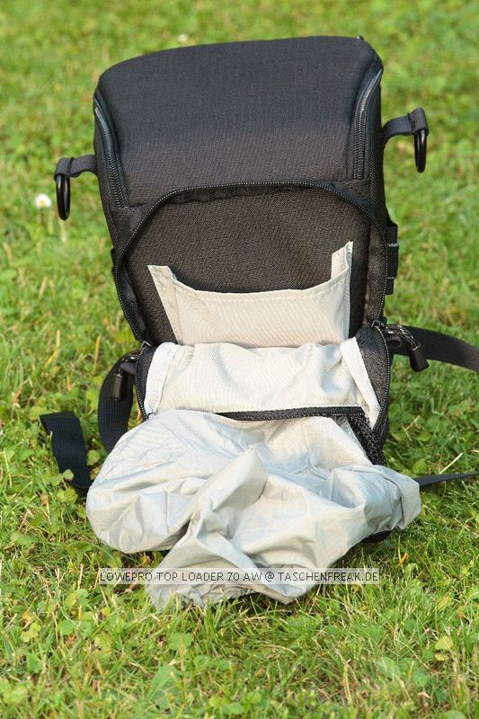 LOWEPRO TOP LOADER 70 AW\n\nFoto von Martin Adler - VIELEN DANK!\n\nKommentar des Nutzers:\n\nTopLoader 70 AW:\nDa passt die 350D mit Batteriegriff + EF 100-400 mit umgekehrt angesetzter Geli rein. In die Tasche vorne passt z.B. ein Blitz rein. Die Tasche vorne hat nach unten noch einen Klettverschluss um den Raum in die darunter liegende 'Verlngerung' platz zu schaffen.\nMit dabei ist ein gewohnt guter Schultergurt und der Chest Harness.