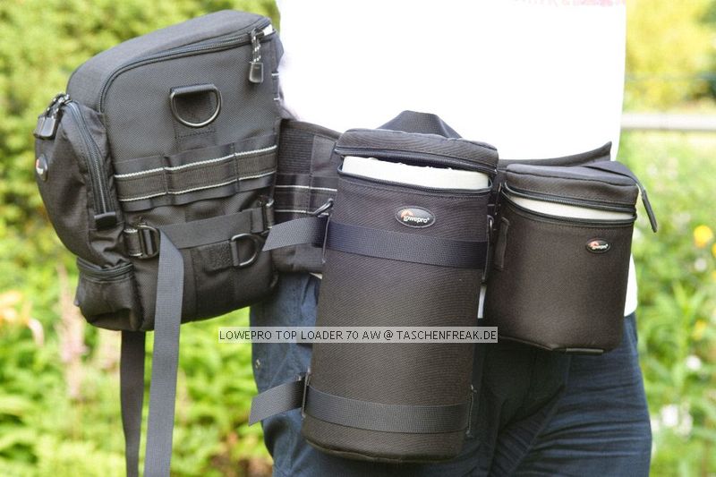 LOWEPRO TOP LOADER 70 AW\n\nFoto von Martin Adler - VIELEN DANK!\n\nKommentar des Nutzers:\n\nTopLoader 70 AW:\nDa passt die 350D mit Batteriegriff + EF 100-400 mit umgekehrt angesetzter Geli rein. In die Tasche vorne passt z.B. ein Blitz rein. Die Tasche vorne hat nach unten noch einen Klettverschluss um den Raum in die darunter liegende 'Verlngerung' platz zu schaffen.\nMit dabei ist ein gewohnt guter Schultergurt und der Chest Harness.