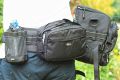 LOWEPRO TOP LOADER 70 AW\n\nFoto von Martin Adler - VIELEN DANK!\n\nKommentar des Nutzers:\n\nTopLoader 70 AW:\nDa passt die 350D mit Batteriegriff + EF 100-400 mit umgekehrt angesetzter Geli rein. In die Tasche vorne passt z.B. ein Blitz rein. Die Tasche vorne hat nach unten noch einen Klettverschluss um den Raum in die darunter liegende 'Verlngerung' platz zu schaffen.\nMit dabei ist ein gewohnt guter Schultergurt und der Chest Harness.