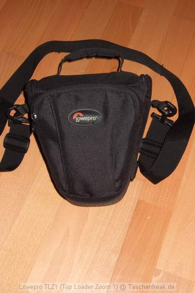 Foto von Jörg Langer\n\nKommentar des Nutzers:\n\nDiese kleinste Holöstertasche von Lowepro ist besonders gut für die kleineren DSLR geeignet.\n\nIn meinem Falle findet hier drinne eine Canon 350D mit Battery Gripp und einem RRS L-Winkel (Schnellwechselbasis fürs Stativ) und das angesetzte Sigma 18/-125DC Platz.\n\nDazu in der Deckelinnentasche das GEPE Card Safe mit 4 weiteren CF Cards und in der Frontasche Reinigungsgegenstände und Ersatzakkus.\n\nGenau diese Kombination haben wir erst vor kurzem 5 Tage durch Dubai nahezu 18 Stunden am Tag geschleppt und waren mit dieser Kombination hochzufrieden.\n\nEine All Wetterhülle / Regenschutz hat diese Tasche nicht.  Dieses finden wir erst in der deutlich größeren Top Loader Zoom 65 AW.
