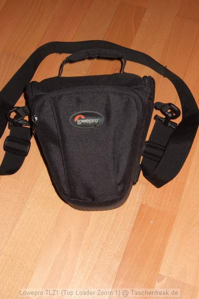 Foto von Jrg Langer\n\nKommentar des Nutzers:\n\nDiese kleinste Holstertasche von Lowepro ist besonders gut fr die kleineren DSLR geeignet.\n\nIn meinem Falle findet hier drinne eine Canon 350D mit Battery Gripp und einem RRS L-Winkel (Schnellwechselbasis frs Stativ) und das angesetzte Sigma 18/-125DC Platz.\n\nDazu in der Deckelinnentasche das GEPE Card Safe mit 4 weiteren CF Cards und in der Frontasche Reinigungsgegenstnde und Ersatzakkus.\n\nGenau diese Kombination haben wir erst vor kurzem 5 Tage durch Dubai nahezu 18 Stunden am Tag geschleppt und waren mit dieser Kombination hochzufrieden.\n\nEine All Wetterhlle / Regenschutz hat diese Tasche nicht.  Dieses finden wir erst in der deutlich greren Top Loader Zoom 65 AW.