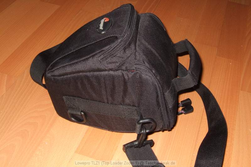 Foto von Jrg Langer\n\nKommentar des Nutzers:\n\nDiese kleinste Holstertasche von Lowepro ist besonders gut fr die kleineren DSLR geeignet.\n\nIn meinem Falle findet hier drinne eine Canon 350D mit Battery Gripp und einem RRS L-Winkel (Schnellwechselbasis frs Stativ) und das angesetzte Sigma 18/-125DC Platz.\n\nDazu in der Deckelinnentasche das GEPE Card Safe mit 4 weiteren CF Cards und in der Frontasche Reinigungsgegenstnde und Ersatzakkus.\n\nGenau diese Kombination haben wir erst vor kurzem 5 Tage durch Dubai nahezu 18 Stunden am Tag geschleppt und waren mit dieser Kombination hochzufrieden.\n\nEine All Wetterhlle / Regenschutz hat diese Tasche nicht.  Dieses finden wir erst in der deutlich greren Top Loader Zoom 65 AW.