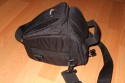 Foto von Jrg Langer\n\nKommentar des Nutzers:\n\nDiese kleinste Holstertasche von Lowepro ist besonders gut fr die kleineren DSLR geeignet.\n\nIn meinem Falle findet hier drinne eine Canon 350D mit Battery Gripp und einem RRS L-Winkel (Schnellwechselbasis frs Stativ) und das angesetzte Sigma 18/-125DC Platz.\n\nDazu in der Deckelinnentasche das GEPE Card Safe mit 4 weiteren CF Cards und in der Frontasche Reinigungsgegenstnde und Ersatzakkus.\n\nGenau diese Kombination haben wir erst vor kurzem 5 Tage durch Dubai nahezu 18 Stunden am Tag geschleppt und waren mit dieser Kombination hochzufrieden.\n\nEine All Wetterhlle / Regenschutz hat diese Tasche nicht.  Dieses finden wir erst in der deutlich greren Top Loader Zoom 65 AW.