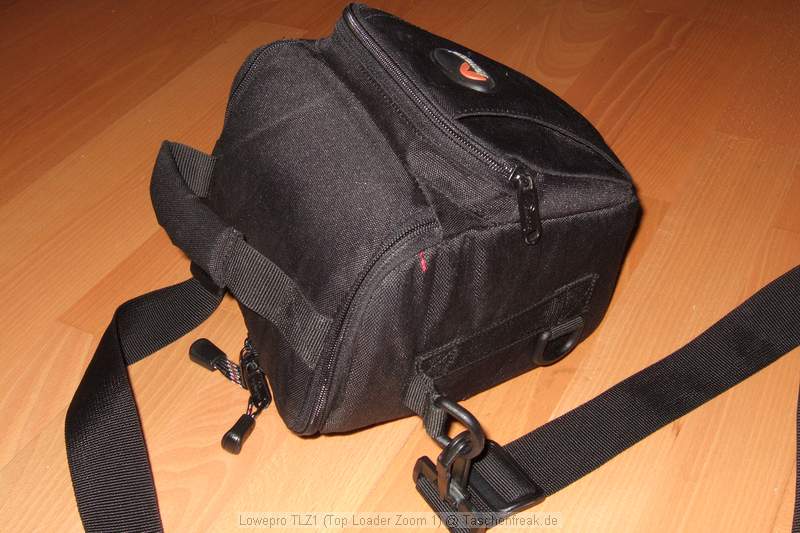 Foto von Jrg Langer\n\nKommentar des Nutzers:\n\nDiese kleinste Holstertasche von Lowepro ist besonders gut fr die kleineren DSLR geeignet.\n\nIn meinem Falle findet hier drinne eine Canon 350D mit Battery Gripp und einem RRS L-Winkel (Schnellwechselbasis frs Stativ) und das angesetzte Sigma 18/-125DC Platz.\n\nDazu in der Deckelinnentasche das GEPE Card Safe mit 4 weiteren CF Cards und in der Frontasche Reinigungsgegenstnde und Ersatzakkus.\n\nGenau diese Kombination haben wir erst vor kurzem 5 Tage durch Dubai nahezu 18 Stunden am Tag geschleppt und waren mit dieser Kombination hochzufrieden.\n\nEine All Wetterhlle / Regenschutz hat diese Tasche nicht.  Dieses finden wir erst in der deutlich greren Top Loader Zoom 65 AW.