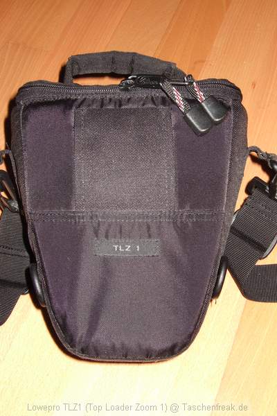Foto von Jörg Langer\n\nKommentar des Nutzers:\n\nDiese kleinste Holöstertasche von Lowepro ist besonders gut für die kleineren DSLR geeignet.\n\nIn meinem Falle findet hier drinne eine Canon 350D mit Battery Gripp und einem RRS L-Winkel (Schnellwechselbasis fürs Stativ) und das angesetzte Sigma 18/-125DC Platz.\n\nDazu in der Deckelinnentasche das GEPE Card Safe mit 4 weiteren CF Cards und in der Frontasche Reinigungsgegenstände und Ersatzakkus.\n\nGenau diese Kombination haben wir erst vor kurzem 5 Tage durch Dubai nahezu 18 Stunden am Tag geschleppt und waren mit dieser Kombination hochzufrieden.\n\nEine All Wetterhülle / Regenschutz hat diese Tasche nicht.  Dieses finden wir erst in der deutlich größeren Top Loader Zoom 65 AW.