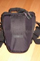 Foto von Jrg Langer\n\nKommentar des Nutzers:\n\nDiese kleinste Holstertasche von Lowepro ist besonders gut fr die kleineren DSLR geeignet.\n\nIn meinem Falle findet hier drinne eine Canon 350D mit Battery Gripp und einem RRS L-Winkel (Schnellwechselbasis frs Stativ) und das angesetzte Sigma 18/-125DC Platz.\n\nDazu in der Deckelinnentasche das GEPE Card Safe mit 4 weiteren CF Cards und in der Frontasche Reinigungsgegenstnde und Ersatzakkus.\n\nGenau diese Kombination haben wir erst vor kurzem 5 Tage durch Dubai nahezu 18 Stunden am Tag geschleppt und waren mit dieser Kombination hochzufrieden.\n\nEine All Wetterhlle / Regenschutz hat diese Tasche nicht.  Dieses finden wir erst in der deutlich greren Top Loader Zoom 65 AW.