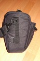 Foto von Jrg Langer\n\nKommentar des Nutzers:\n\nDiese kleinste Holstertasche von Lowepro ist besonders gut fr die kleineren DSLR geeignet.\n\nIn meinem Falle findet hier drinne eine Canon 350D mit Battery Gripp und einem RRS L-Winkel (Schnellwechselbasis frs Stativ) und das angesetzte Sigma 18/-125DC Platz.\n\nDazu in der Deckelinnentasche das GEPE Card Safe mit 4 weiteren CF Cards und in der Frontasche Reinigungsgegenstnde und Ersatzakkus.\n\nGenau diese Kombination haben wir erst vor kurzem 5 Tage durch Dubai nahezu 18 Stunden am Tag geschleppt und waren mit dieser Kombination hochzufrieden.\n\nEine All Wetterhlle / Regenschutz hat diese Tasche nicht.  Dieses finden wir erst in der deutlich greren Top Loader Zoom 65 AW.