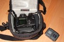Foto von Jrg Langer\n\nKommentar des Nutzers:\n\nDiese kleinste Holstertasche von Lowepro ist besonders gut fr die kleineren DSLR geeignet.\n\nIn meinem Falle findet hier drinne eine Canon 350D mit Battery Gripp und einem RRS L-Winkel (Schnellwechselbasis frs Stativ) und das angesetzte Sigma 18/-125DC Platz.\n\nDazu in der Deckelinnentasche das GEPE Card Safe mit 4 weiteren CF Cards und in der Frontasche Reinigungsgegenstnde und Ersatzakkus.\n\nGenau diese Kombination haben wir erst vor kurzem 5 Tage durch Dubai nahezu 18 Stunden am Tag geschleppt und waren mit dieser Kombination hochzufrieden.\n\nEine All Wetterhlle / Regenschutz hat diese Tasche nicht.  Dieses finden wir erst in der deutlich greren Top Loader Zoom 65 AW.