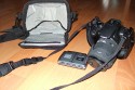 Foto von Jrg Langer\n\nKommentar des Nutzers:\n\nDiese kleinste Holstertasche von Lowepro ist besonders gut fr die kleineren DSLR geeignet.\n\nIn meinem Falle findet hier drinne eine Canon 350D mit Battery Gripp und einem RRS L-Winkel (Schnellwechselbasis frs Stativ) und das angesetzte Sigma 18/-125DC Platz.\n\nDazu in der Deckelinnentasche das GEPE Card Safe mit 4 weiteren CF Cards und in der Frontasche Reinigungsgegenstnde und Ersatzakkus.\n\nGenau diese Kombination haben wir erst vor kurzem 5 Tage durch Dubai nahezu 18 Stunden am Tag geschleppt und waren mit dieser Kombination hochzufrieden.\n\nEine All Wetterhlle / Regenschutz hat diese Tasche nicht.  Dieses finden wir erst in der deutlich greren Top Loader Zoom 65 AW.
