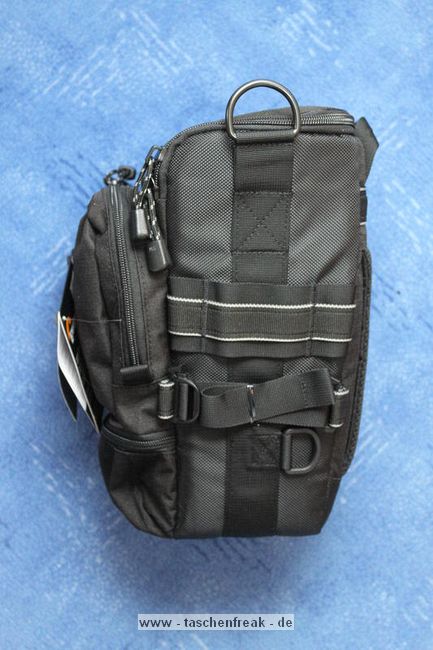 LOWEPRO - TOP LOADER ZOOM AW\n\nFoto von Peter Albrecht - VIELEN DANK!\n\nKommentar:\n\n- gekauft Januar 2009 (scheint auch überarbeitete Version zu sein gegenüber dem Model, welches auch auf taschenfreak gezeigt wird)\n  neu: - Reisverschluß innen im Deckel hat jetzt eine Schutzkappe (Bild 06)\n       - SlipLock auf beiden Seiten (Bilder 02 und 04)\n\n- Beigaben:\n  - Schultergurt (Bild 05)\n  - Chest Harness (4 Kunststoffhaken) (Bild 05)\n      - Chest Harness, den man als extra Zubehör erwerben kann hat für die oberen Ringe zwei Metallhaken\n      - Gurte lassen sich schnell und einfach verstellen\n      - keine Anleitung => erst mal experimentieren, aber man kriegs relativ schnell hin\n  - klitzekleine Anleitung für die Tasche selbst (englisch / französisch / kein Deutsch)\n  - Werbeschild 30 Jahre Lowepro (ist dann wohl schon etwas älter) (Bild 01)\n\n- Innenraum mit 4 Trennern veriabel gestaltbar (Bilder 05, 07, 08 und 09)\n- beim 18-55mm Objektiv kann man problemlos das Ladegerät für die Akkus unter einem doppelten Boden verstauen (Bild 09)\n- die zwei großen Trenner haben noch seitliche Taschen für Kleinzeugs (z.B. Akkus) (Bilder 05 und 08)\n- Zwei SlipLock Schlaufen (je eine links und rechts) (Bilder 02 und 04)\n- die oberen zwei Ringe zur Befestigung des Tragesystems sind aus Metall, die unteren aus Kunststoff, aber die sind ja nicht so wichtig.\n\n- Was geht rein?\n  - Canon 500D mit Batteriegriff und Tragegurt (Bild 06)\n  - Speedlite 430 EX II + Ersatzakkus + Zweitakku für Camera (Bild 08)\n  - Ladegerät (Bild 09)\n  - Zettel und Speicherkarte (Bild 10)\n  - Anleitungen für Speedlite und 500D, Stifte, Taschenlampe (Bild 11)\n  - Mignon-Halter für den Batteriegriff - aber UNGEPOLSTERT! (Bild 12)\n\n\n- All-Weather-Cover (AWC): (Bilder 13 - 16)\n  - Ringe und Gurtschlaufe für Tragesysteme bleiben frei\n  - Deckel, Fronttasche, Seitentasche sind eingepackt (kein Zugang)\n  - SlipLock auch bei AWC verwendbar\n  - Tragsystem muß vor dem Aufziehen des AWC nicht entfernt werden\n  - Seite am Körper und die Hälfte der linken/rechten Seite (Sliplock) bleiben frei\n  - AWC über langes Band fest mit Tasche vernäht -> kein Verlieren\n\nNegativ:\n- Toploader-Deckel (geschwungen) paßt zur Kamera-Form (eher flach) (Bild 17)\n- Blitznase spreitzt sich beim Einlegen an Klettverschlußbasis (mit der Zeit lernt man aber, wie mans gut rein bringt)\n- Klettverschluß für Innenraumteiler aufgenäht -> sieht nicht so toll aus und man kann beim Einpacken daran hängen bleiben (EOS 500D) (Bilder 07 und 08)\n- Im Vergleich zum Toploader Pro 70 AW hat der Zoom AW eher ein Plastik-Feeling (besonders die Tasche im Deckel) (Bild 09)\n- Fronttasche garnicht gepolstert -> keine empfindlichen Sachen verstauen\n - im oberen Teil ist das AWC zwischen Tascheninhalt und außen (Bild 11)\n - unten gibts nur ein ungepolstertes Stück Stoff, den Mignon-Halter für den Batteriegriff sollte man da NICHT transportiern (Bild 12)