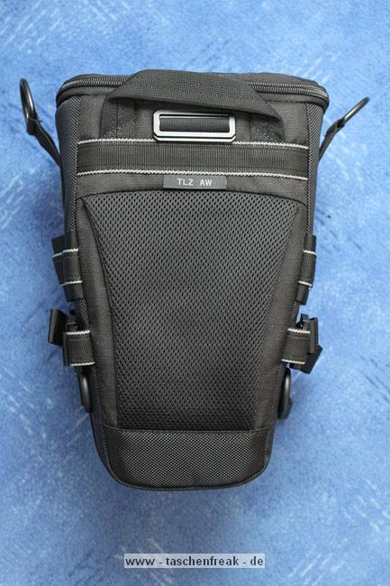 LOWEPRO - TOP LOADER ZOOM AW\n\nFoto von Peter Albrecht - VIELEN DANK!\n\nKommentar:\n\n- gekauft Januar 2009 (scheint auch berarbeitete Version zu sein gegenber dem Model, welches auch auf taschenfreak gezeigt wird)\n  neu: - Reisverschlu innen im Deckel hat jetzt eine Schutzkappe (Bild 06)\n       - SlipLock auf beiden Seiten (Bilder 02 und 04)\n\n- Beigaben:\n  - Schultergurt (Bild 05)\n  - Chest Harness (4 Kunststoffhaken) (Bild 05)\n      - Chest Harness, den man als extra Zubehr erwerben kann hat fr die oberen Ringe zwei Metallhaken\n      - Gurte lassen sich schnell und einfach verstellen\n      - keine Anleitung => erst mal experimentieren, aber man kriegs relativ schnell hin\n  - klitzekleine Anleitung fr die Tasche selbst (englisch / franzsisch / kein Deutsch)\n  - Werbeschild 30 Jahre Lowepro (ist dann wohl schon etwas lter) (Bild 01)\n\n- Innenraum mit 4 Trennern veriabel gestaltbar (Bilder 05, 07, 08 und 09)\n- beim 18-55mm Objektiv kann man problemlos das Ladegert fr die Akkus unter einem doppelten Boden verstauen (Bild 09)\n- die zwei groen Trenner haben noch seitliche Taschen fr Kleinzeugs (z.B. Akkus) (Bilder 05 und 08)\n- Zwei SlipLock Schlaufen (je eine links und rechts) (Bilder 02 und 04)\n- die oberen zwei Ringe zur Befestigung des Tragesystems sind aus Metall, die unteren aus Kunststoff, aber die sind ja nicht so wichtig.\n\n- Was geht rein?\n  - Canon 500D mit Batteriegriff und Tragegurt (Bild 06)\n  - Speedlite 430 EX II + Ersatzakkus + Zweitakku fr Camera (Bild 08)\n  - Ladegert (Bild 09)\n  - Zettel und Speicherkarte (Bild 10)\n  - Anleitungen fr Speedlite und 500D, Stifte, Taschenlampe (Bild 11)\n  - Mignon-Halter fr den Batteriegriff - aber UNGEPOLSTERT! (Bild 12)\n\n\n- All-Weather-Cover (AWC): (Bilder 13 - 16)\n  - Ringe und Gurtschlaufe fr Tragesysteme bleiben frei\n  - Deckel, Fronttasche, Seitentasche sind eingepackt (kein Zugang)\n  - SlipLock auch bei AWC verwendbar\n  - Tragsystem mu vor dem Aufziehen des AWC nicht entfernt werden\n  - Seite am Krper und die Hlfte der linken/rechten Seite (Sliplock) bleiben frei\n  - AWC ber langes Band fest mit Tasche vernht -> kein Verlieren\n\nNegativ:\n- Toploader-Deckel (geschwungen) pat zur Kamera-Form (eher flach) (Bild 17)\n- Blitznase spreitzt sich beim Einlegen an Klettverschlubasis (mit der Zeit lernt man aber, wie mans gut rein bringt)\n- Klettverschlu fr Innenraumteiler aufgenht -> sieht nicht so toll aus und man kann beim Einpacken daran hngen bleiben (EOS 500D) (Bilder 07 und 08)\n- Im Vergleich zum Toploader Pro 70 AW hat der Zoom AW eher ein Plastik-Feeling (besonders die Tasche im Deckel) (Bild 09)\n- Fronttasche garnicht gepolstert -> keine empfindlichen Sachen verstauen\n - im oberen Teil ist das AWC zwischen Tascheninhalt und auen (Bild 11)\n - unten gibts nur ein ungepolstertes Stck Stoff, den Mignon-Halter fr den Batteriegriff sollte man da NICHT transportiern (Bild 12)