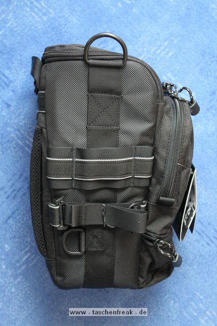 LOWEPRO - TOP LOADER ZOOM AW\n\nFoto von Peter Albrecht - VIELEN DANK!\n\nKommentar:\n\n- gekauft Januar 2009 (scheint auch berarbeitete Version zu sein gegenber dem Model, welches auch auf taschenfreak gezeigt wird)\n  neu: - Reisverschlu innen im Deckel hat jetzt eine Schutzkappe (Bild 06)\n       - SlipLock auf beiden Seiten (Bilder 02 und 04)\n\n- Beigaben:\n  - Schultergurt (Bild 05)\n  - Chest Harness (4 Kunststoffhaken) (Bild 05)\n      - Chest Harness, den man als extra Zubehr erwerben kann hat fr die oberen Ringe zwei Metallhaken\n      - Gurte lassen sich schnell und einfach verstellen\n      - keine Anleitung => erst mal experimentieren, aber man kriegs relativ schnell hin\n  - klitzekleine Anleitung fr die Tasche selbst (englisch / franzsisch / kein Deutsch)\n  - Werbeschild 30 Jahre Lowepro (ist dann wohl schon etwas lter) (Bild 01)\n\n- Innenraum mit 4 Trennern veriabel gestaltbar (Bilder 05, 07, 08 und 09)\n- beim 18-55mm Objektiv kann man problemlos das Ladegert fr die Akkus unter einem doppelten Boden verstauen (Bild 09)\n- die zwei groen Trenner haben noch seitliche Taschen fr Kleinzeugs (z.B. Akkus) (Bilder 05 und 08)\n- Zwei SlipLock Schlaufen (je eine links und rechts) (Bilder 02 und 04)\n- die oberen zwei Ringe zur Befestigung des Tragesystems sind aus Metall, die unteren aus Kunststoff, aber die sind ja nicht so wichtig.\n\n- Was geht rein?\n  - Canon 500D mit Batteriegriff und Tragegurt (Bild 06)\n  - Speedlite 430 EX II + Ersatzakkus + Zweitakku fr Camera (Bild 08)\n  - Ladegert (Bild 09)\n  - Zettel und Speicherkarte (Bild 10)\n  - Anleitungen fr Speedlite und 500D, Stifte, Taschenlampe (Bild 11)\n  - Mignon-Halter fr den Batteriegriff - aber UNGEPOLSTERT! (Bild 12)\n\n\n- All-Weather-Cover (AWC): (Bilder 13 - 16)\n  - Ringe und Gurtschlaufe fr Tragesysteme bleiben frei\n  - Deckel, Fronttasche, Seitentasche sind eingepackt (kein Zugang)\n  - SlipLock auch bei AWC verwendbar\n  - Tragsystem mu vor dem Aufziehen des AWC nicht entfernt werden\n  - Seite am Krper und die Hlfte der linken/rechten Seite (Sliplock) bleiben frei\n  - AWC ber langes Band fest mit Tasche vernht -> kein Verlieren\n\nNegativ:\n- Toploader-Deckel (geschwungen) pat zur Kamera-Form (eher flach) (Bild 17)\n- Blitznase spreitzt sich beim Einlegen an Klettverschlubasis (mit der Zeit lernt man aber, wie mans gut rein bringt)\n- Klettverschlu fr Innenraumteiler aufgenht -> sieht nicht so toll aus und man kann beim Einpacken daran hngen bleiben (EOS 500D) (Bilder 07 und 08)\n- Im Vergleich zum Toploader Pro 70 AW hat der Zoom AW eher ein Plastik-Feeling (besonders die Tasche im Deckel) (Bild 09)\n- Fronttasche garnicht gepolstert -> keine empfindlichen Sachen verstauen\n - im oberen Teil ist das AWC zwischen Tascheninhalt und auen (Bild 11)\n - unten gibts nur ein ungepolstertes Stck Stoff, den Mignon-Halter fr den Batteriegriff sollte man da NICHT transportiern (Bild 12)