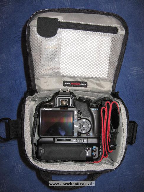 LOWEPRO - TOP LOADER ZOOM AW\n\nFoto von Peter Albrecht - VIELEN DANK!\n\nKommentar:\n\n- gekauft Januar 2009 (scheint auch berarbeitete Version zu sein gegenber dem Model, welches auch auf taschenfreak gezeigt wird)\n  neu: - Reisverschlu innen im Deckel hat jetzt eine Schutzkappe (Bild 06)\n       - SlipLock auf beiden Seiten (Bilder 02 und 04)\n\n- Beigaben:\n  - Schultergurt (Bild 05)\n  - Chest Harness (4 Kunststoffhaken) (Bild 05)\n      - Chest Harness, den man als extra Zubehr erwerben kann hat fr die oberen Ringe zwei Metallhaken\n      - Gurte lassen sich schnell und einfach verstellen\n      - keine Anleitung => erst mal experimentieren, aber man kriegs relativ schnell hin\n  - klitzekleine Anleitung fr die Tasche selbst (englisch / franzsisch / kein Deutsch)\n  - Werbeschild 30 Jahre Lowepro (ist dann wohl schon etwas lter) (Bild 01)\n\n- Innenraum mit 4 Trennern veriabel gestaltbar (Bilder 05, 07, 08 und 09)\n- beim 18-55mm Objektiv kann man problemlos das Ladegert fr die Akkus unter einem doppelten Boden verstauen (Bild 09)\n- die zwei groen Trenner haben noch seitliche Taschen fr Kleinzeugs (z.B. Akkus) (Bilder 05 und 08)\n- Zwei SlipLock Schlaufen (je eine links und rechts) (Bilder 02 und 04)\n- die oberen zwei Ringe zur Befestigung des Tragesystems sind aus Metall, die unteren aus Kunststoff, aber die sind ja nicht so wichtig.\n\n- Was geht rein?\n  - Canon 500D mit Batteriegriff und Tragegurt (Bild 06)\n  - Speedlite 430 EX II + Ersatzakkus + Zweitakku fr Camera (Bild 08)\n  - Ladegert (Bild 09)\n  - Zettel und Speicherkarte (Bild 10)\n  - Anleitungen fr Speedlite und 500D, Stifte, Taschenlampe (Bild 11)\n  - Mignon-Halter fr den Batteriegriff - aber UNGEPOLSTERT! (Bild 12)\n\n\n- All-Weather-Cover (AWC): (Bilder 13 - 16)\n  - Ringe und Gurtschlaufe fr Tragesysteme bleiben frei\n  - Deckel, Fronttasche, Seitentasche sind eingepackt (kein Zugang)\n  - SlipLock auch bei AWC verwendbar\n  - Tragsystem mu vor dem Aufziehen des AWC nicht entfernt werden\n  - Seite am Krper und die Hlfte der linken/rechten Seite (Sliplock) bleiben frei\n  - AWC ber langes Band fest mit Tasche vernht -> kein Verlieren\n\nNegativ:\n- Toploader-Deckel (geschwungen) pat zur Kamera-Form (eher flach) (Bild 17)\n- Blitznase spreitzt sich beim Einlegen an Klettverschlubasis (mit der Zeit lernt man aber, wie mans gut rein bringt)\n- Klettverschlu fr Innenraumteiler aufgenht -> sieht nicht so toll aus und man kann beim Einpacken daran hngen bleiben (EOS 500D) (Bilder 07 und 08)\n- Im Vergleich zum Toploader Pro 70 AW hat der Zoom AW eher ein Plastik-Feeling (besonders die Tasche im Deckel) (Bild 09)\n- Fronttasche garnicht gepolstert -> keine empfindlichen Sachen verstauen\n - im oberen Teil ist das AWC zwischen Tascheninhalt und auen (Bild 11)\n - unten gibts nur ein ungepolstertes Stck Stoff, den Mignon-Halter fr den Batteriegriff sollte man da NICHT transportiern (Bild 12)