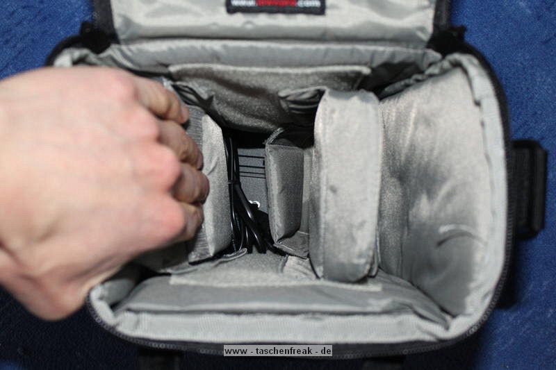 LOWEPRO - TOP LOADER ZOOM AW\n\nFoto von Peter Albrecht - VIELEN DANK!\n\nKommentar:\n\n- gekauft Januar 2009 (scheint auch berarbeitete Version zu sein gegenber dem Model, welches auch auf taschenfreak gezeigt wird)\n  neu: - Reisverschlu innen im Deckel hat jetzt eine Schutzkappe (Bild 06)\n       - SlipLock auf beiden Seiten (Bilder 02 und 04)\n\n- Beigaben:\n  - Schultergurt (Bild 05)\n  - Chest Harness (4 Kunststoffhaken) (Bild 05)\n      - Chest Harness, den man als extra Zubehr erwerben kann hat fr die oberen Ringe zwei Metallhaken\n      - Gurte lassen sich schnell und einfach verstellen\n      - keine Anleitung => erst mal experimentieren, aber man kriegs relativ schnell hin\n  - klitzekleine Anleitung fr die Tasche selbst (englisch / franzsisch / kein Deutsch)\n  - Werbeschild 30 Jahre Lowepro (ist dann wohl schon etwas lter) (Bild 01)\n\n- Innenraum mit 4 Trennern veriabel gestaltbar (Bilder 05, 07, 08 und 09)\n- beim 18-55mm Objektiv kann man problemlos das Ladegert fr die Akkus unter einem doppelten Boden verstauen (Bild 09)\n- die zwei groen Trenner haben noch seitliche Taschen fr Kleinzeugs (z.B. Akkus) (Bilder 05 und 08)\n- Zwei SlipLock Schlaufen (je eine links und rechts) (Bilder 02 und 04)\n- die oberen zwei Ringe zur Befestigung des Tragesystems sind aus Metall, die unteren aus Kunststoff, aber die sind ja nicht so wichtig.\n\n- Was geht rein?\n  - Canon 500D mit Batteriegriff und Tragegurt (Bild 06)\n  - Speedlite 430 EX II + Ersatzakkus + Zweitakku fr Camera (Bild 08)\n  - Ladegert (Bild 09)\n  - Zettel und Speicherkarte (Bild 10)\n  - Anleitungen fr Speedlite und 500D, Stifte, Taschenlampe (Bild 11)\n  - Mignon-Halter fr den Batteriegriff - aber UNGEPOLSTERT! (Bild 12)\n\n\n- All-Weather-Cover (AWC): (Bilder 13 - 16)\n  - Ringe und Gurtschlaufe fr Tragesysteme bleiben frei\n  - Deckel, Fronttasche, Seitentasche sind eingepackt (kein Zugang)\n  - SlipLock auch bei AWC verwendbar\n  - Tragsystem mu vor dem Aufziehen des AWC nicht entfernt werden\n  - Seite am Krper und die Hlfte der linken/rechten Seite (Sliplock) bleiben frei\n  - AWC ber langes Band fest mit Tasche vernht -> kein Verlieren\n\nNegativ:\n- Toploader-Deckel (geschwungen) pat zur Kamera-Form (eher flach) (Bild 17)\n- Blitznase spreitzt sich beim Einlegen an Klettverschlubasis (mit der Zeit lernt man aber, wie mans gut rein bringt)\n- Klettverschlu fr Innenraumteiler aufgenht -> sieht nicht so toll aus und man kann beim Einpacken daran hngen bleiben (EOS 500D) (Bilder 07 und 08)\n- Im Vergleich zum Toploader Pro 70 AW hat der Zoom AW eher ein Plastik-Feeling (besonders die Tasche im Deckel) (Bild 09)\n- Fronttasche garnicht gepolstert -> keine empfindlichen Sachen verstauen\n - im oberen Teil ist das AWC zwischen Tascheninhalt und auen (Bild 11)\n - unten gibts nur ein ungepolstertes Stck Stoff, den Mignon-Halter fr den Batteriegriff sollte man da NICHT transportiern (Bild 12)