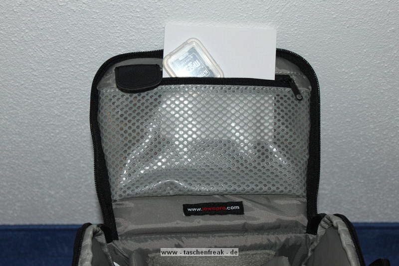 LOWEPRO - TOP LOADER ZOOM AW\n\nFoto von Peter Albrecht - VIELEN DANK!\n\nKommentar:\n\n- gekauft Januar 2009 (scheint auch berarbeitete Version zu sein gegenber dem Model, welches auch auf taschenfreak gezeigt wird)\n  neu: - Reisverschlu innen im Deckel hat jetzt eine Schutzkappe (Bild 06)\n       - SlipLock auf beiden Seiten (Bilder 02 und 04)\n\n- Beigaben:\n  - Schultergurt (Bild 05)\n  - Chest Harness (4 Kunststoffhaken) (Bild 05)\n      - Chest Harness, den man als extra Zubehr erwerben kann hat fr die oberen Ringe zwei Metallhaken\n      - Gurte lassen sich schnell und einfach verstellen\n      - keine Anleitung => erst mal experimentieren, aber man kriegs relativ schnell hin\n  - klitzekleine Anleitung fr die Tasche selbst (englisch / franzsisch / kein Deutsch)\n  - Werbeschild 30 Jahre Lowepro (ist dann wohl schon etwas lter) (Bild 01)\n\n- Innenraum mit 4 Trennern veriabel gestaltbar (Bilder 05, 07, 08 und 09)\n- beim 18-55mm Objektiv kann man problemlos das Ladegert fr die Akkus unter einem doppelten Boden verstauen (Bild 09)\n- die zwei groen Trenner haben noch seitliche Taschen fr Kleinzeugs (z.B. Akkus) (Bilder 05 und 08)\n- Zwei SlipLock Schlaufen (je eine links und rechts) (Bilder 02 und 04)\n- die oberen zwei Ringe zur Befestigung des Tragesystems sind aus Metall, die unteren aus Kunststoff, aber die sind ja nicht so wichtig.\n\n- Was geht rein?\n  - Canon 500D mit Batteriegriff und Tragegurt (Bild 06)\n  - Speedlite 430 EX II + Ersatzakkus + Zweitakku fr Camera (Bild 08)\n  - Ladegert (Bild 09)\n  - Zettel und Speicherkarte (Bild 10)\n  - Anleitungen fr Speedlite und 500D, Stifte, Taschenlampe (Bild 11)\n  - Mignon-Halter fr den Batteriegriff - aber UNGEPOLSTERT! (Bild 12)\n\n\n- All-Weather-Cover (AWC): (Bilder 13 - 16)\n  - Ringe und Gurtschlaufe fr Tragesysteme bleiben frei\n  - Deckel, Fronttasche, Seitentasche sind eingepackt (kein Zugang)\n  - SlipLock auch bei AWC verwendbar\n  - Tragsystem mu vor dem Aufziehen des AWC nicht entfernt werden\n  - Seite am Krper und die Hlfte der linken/rechten Seite (Sliplock) bleiben frei\n  - AWC ber langes Band fest mit Tasche vernht -> kein Verlieren\n\nNegativ:\n- Toploader-Deckel (geschwungen) pat zur Kamera-Form (eher flach) (Bild 17)\n- Blitznase spreitzt sich beim Einlegen an Klettverschlubasis (mit der Zeit lernt man aber, wie mans gut rein bringt)\n- Klettverschlu fr Innenraumteiler aufgenht -> sieht nicht so toll aus und man kann beim Einpacken daran hngen bleiben (EOS 500D) (Bilder 07 und 08)\n- Im Vergleich zum Toploader Pro 70 AW hat der Zoom AW eher ein Plastik-Feeling (besonders die Tasche im Deckel) (Bild 09)\n- Fronttasche garnicht gepolstert -> keine empfindlichen Sachen verstauen\n - im oberen Teil ist das AWC zwischen Tascheninhalt und auen (Bild 11)\n - unten gibts nur ein ungepolstertes Stck Stoff, den Mignon-Halter fr den Batteriegriff sollte man da NICHT transportiern (Bild 12)