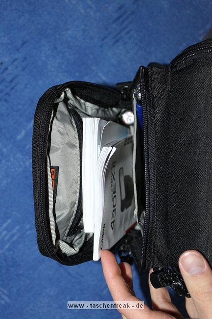 LOWEPRO - TOP LOADER ZOOM AW\n\nFoto von Peter Albrecht - VIELEN DANK!\n\nKommentar:\n\n- gekauft Januar 2009 (scheint auch berarbeitete Version zu sein gegenber dem Model, welches auch auf taschenfreak gezeigt wird)\n  neu: - Reisverschlu innen im Deckel hat jetzt eine Schutzkappe (Bild 06)\n       - SlipLock auf beiden Seiten (Bilder 02 und 04)\n\n- Beigaben:\n  - Schultergurt (Bild 05)\n  - Chest Harness (4 Kunststoffhaken) (Bild 05)\n      - Chest Harness, den man als extra Zubehr erwerben kann hat fr die oberen Ringe zwei Metallhaken\n      - Gurte lassen sich schnell und einfach verstellen\n      - keine Anleitung => erst mal experimentieren, aber man kriegs relativ schnell hin\n  - klitzekleine Anleitung fr die Tasche selbst (englisch / franzsisch / kein Deutsch)\n  - Werbeschild 30 Jahre Lowepro (ist dann wohl schon etwas lter) (Bild 01)\n\n- Innenraum mit 4 Trennern veriabel gestaltbar (Bilder 05, 07, 08 und 09)\n- beim 18-55mm Objektiv kann man problemlos das Ladegert fr die Akkus unter einem doppelten Boden verstauen (Bild 09)\n- die zwei groen Trenner haben noch seitliche Taschen fr Kleinzeugs (z.B. Akkus) (Bilder 05 und 08)\n- Zwei SlipLock Schlaufen (je eine links und rechts) (Bilder 02 und 04)\n- die oberen zwei Ringe zur Befestigung des Tragesystems sind aus Metall, die unteren aus Kunststoff, aber die sind ja nicht so wichtig.\n\n- Was geht rein?\n  - Canon 500D mit Batteriegriff und Tragegurt (Bild 06)\n  - Speedlite 430 EX II + Ersatzakkus + Zweitakku fr Camera (Bild 08)\n  - Ladegert (Bild 09)\n  - Zettel und Speicherkarte (Bild 10)\n  - Anleitungen fr Speedlite und 500D, Stifte, Taschenlampe (Bild 11)\n  - Mignon-Halter fr den Batteriegriff - aber UNGEPOLSTERT! (Bild 12)\n\n\n- All-Weather-Cover (AWC): (Bilder 13 - 16)\n  - Ringe und Gurtschlaufe fr Tragesysteme bleiben frei\n  - Deckel, Fronttasche, Seitentasche sind eingepackt (kein Zugang)\n  - SlipLock auch bei AWC verwendbar\n  - Tragsystem mu vor dem Aufziehen des AWC nicht entfernt werden\n  - Seite am Krper und die Hlfte der linken/rechten Seite (Sliplock) bleiben frei\n  - AWC ber langes Band fest mit Tasche vernht -> kein Verlieren\n\nNegativ:\n- Toploader-Deckel (geschwungen) pat zur Kamera-Form (eher flach) (Bild 17)\n- Blitznase spreitzt sich beim Einlegen an Klettverschlubasis (mit der Zeit lernt man aber, wie mans gut rein bringt)\n- Klettverschlu fr Innenraumteiler aufgenht -> sieht nicht so toll aus und man kann beim Einpacken daran hngen bleiben (EOS 500D) (Bilder 07 und 08)\n- Im Vergleich zum Toploader Pro 70 AW hat der Zoom AW eher ein Plastik-Feeling (besonders die Tasche im Deckel) (Bild 09)\n- Fronttasche garnicht gepolstert -> keine empfindlichen Sachen verstauen\n - im oberen Teil ist das AWC zwischen Tascheninhalt und auen (Bild 11)\n - unten gibts nur ein ungepolstertes Stck Stoff, den Mignon-Halter fr den Batteriegriff sollte man da NICHT transportiern (Bild 12)