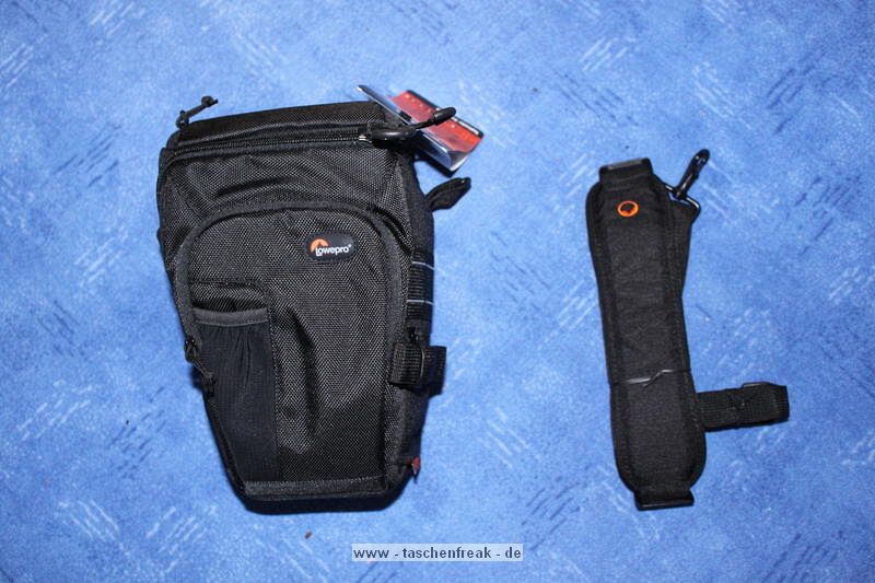 LOWEPRO TOPLOADER PRO 70 AW\n\nFoto und Text von Peter Albrecht - VIELEN DANK!\n\nKommentar:\n\n- gekauft Januar 2009 (vermutlich der Nachfolger des "Toploader 70 AW" - ohne "Pro")\n  - Unterschied zum "ohne Pro": \n     - Deckel klappt jetzt nach links weg anstatt nach vorne.\n     - hat nur noch auf einer Seite (links) Sliplock-Erweiterungsmöglichkeit\n     - statt der Sliplock rechts, gibts jetzt eine Außentasche, die mit Gummi oben "gesichert" ist\n		- es gibt aber (Stand Januar 2009) auch noch den "ohne Pro" fürs gleiche Geld im Internet\n\n- Beigaben:\n  - Dreipunkt Gurt zum tragen (Bild 01)\n  - klitzekleine deutsche Anleitung\n  - Werbeschild 40 Jahre Lowepro (müßte der Aktuelle Stand sein)\n\n- Camera (500D) sitzt fest in der Tasche\n- Innenraum mit 2 Trennern verstellbar (Bilder 09, 10 und 11)\n- bleibt grundstätzlich sogar aufrecht stehen (ist aber nicht besonders stabil, besser hinlegen)\n- Karabiner des Schultergurtes aus Metall\n- mit ein bißchen Gefummel, kann man auch die Cameratasche für die PowerShot in der SlingShot Schlaufe einhängen (Bild 18)\n- Schnellverschluß (keine Reisverschlüsse notwendig, um nur die Kamera zu halten)\n- Cameragurt kann man entweder mit in die Tasche rein packen (Bilder 07 und 08), oder raus hängen lassen und ggf in die \n Außentasche packen (Bilder 05 und 06).\n\n- Was paßt rein? (Bild 16)\n  - Canon 500D mit Batteriegriff und Tragegurt (Bilder 05 und 07)\n  - Ladegerät (unter doppeltem Boden) (Bild 12)\n  - Mignon-Halter für den Batteriegriff (Bild 13)     - \n  - Speedlite 430 EX II + Zweitakku für Camera (Bild 14)\n  - Zettel, Speicherkarte, Blitz Ersatzakkus, Anleitungen für Speedlite und 500D  (Bild 15)\n  - Stifte (Bild 17)\n  - (PowerShot, aber ungepolster) (Bild 17)\n\n- All-Weather-Cover (AWC): (Bilder 20 bis 23)\n  - Ringe und Gurtschlaufe für Tragesysteme bleiben frei\n  - Deckel läßt sich öffnen (würd ich bei strömenden Regen nicht machen)\n  - Fronttasche, Seitentasche sind zugepackt (kein Zugang)\n  - SlipLock und AWC sind NICHT gleichzeitig verwendbar\n  - Tragsystem muß vor dem Aufziehen des AWC entfernt werden\n  - Nur die Seite am Körper bleibt frei\n  - AWC über langes Band fest mit Tasche vernäht -> kein Verlieren\n\nNegativ:\n- Anleitung für Schultertragegurt fehlt. (siehe http://www.lowepro-deutschland.de/videos/flvplayer/video_toploader.html)\n- nur eine Sliplock Schlaufe (linke Seite vom Körper aus gesehen)\n- beim Tragen am 3-Punkt-Gurt ist der Toploader bei den ersten Versuchen dem linken Arm im Weg. Vielleicht findet sich durch etwas experimentieren eine bessere Position.\n\nKombination mit dem "Lowepro Chest Harness" ist nicht bequem!\n- Da der Toploader-Deckel nach links aufgeht, sind die oberen Ringe fürs Tragesystem sehr nah am Körper; \n Beim Tragen am Chest Harness kippt der obere Teil der Tasche dadurch nach vorne weg, da das Tragesystem keinen\n Zug zum Köper hin erzeugen kann. Dies wiederum resultiert darin, daß die untere Kante der Tasche in den \n Bauch drückt, anstatt daß das ganze Rückenteil der Tasche flach aufliegt. Dadurch ist das Tragen am Chest\n Harness nicht ganz so bequem. (Der "Toploader Zoom AW" z.B. schmiegt mit dem Chest Harness viel angenehmer \n an den Brustkorb)\n- Besser: Toploader mit kleinen Karabinern an einem Rucksack festmachen. (Bild 19). Vielleicht ist auch der \n "Tamrac S-500 Chest Harness System" geeignet. Auf dem Produktbild sieht es jedenfalls so aus.