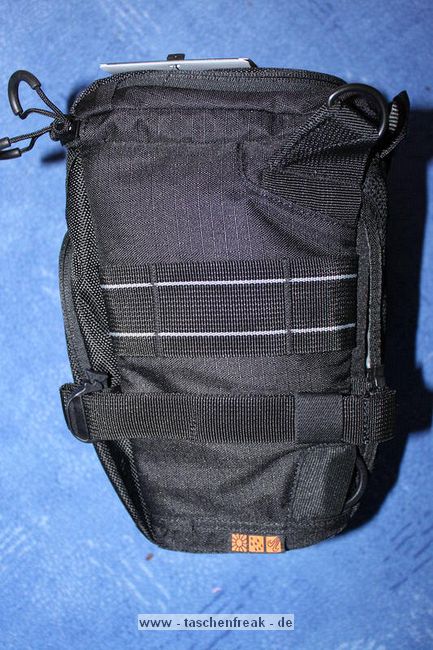 LOWEPRO TOPLOADER PRO 70 AW\n\nFoto und Text von Peter Albrecht - VIELEN DANK!\n\nKommentar:\n\n- gekauft Januar 2009 (vermutlich der Nachfolger des "Toploader 70 AW" - ohne "Pro")\n  - Unterschied zum "ohne Pro": \n     - Deckel klappt jetzt nach links weg anstatt nach vorne.\n     - hat nur noch auf einer Seite (links) Sliplock-Erweiterungsmöglichkeit\n     - statt der Sliplock rechts, gibts jetzt eine Außentasche, die mit Gummi oben "gesichert" ist\n		- es gibt aber (Stand Januar 2009) auch noch den "ohne Pro" fürs gleiche Geld im Internet\n\n- Beigaben:\n  - Dreipunkt Gurt zum tragen (Bild 01)\n  - klitzekleine deutsche Anleitung\n  - Werbeschild 40 Jahre Lowepro (müßte der Aktuelle Stand sein)\n\n- Camera (500D) sitzt fest in der Tasche\n- Innenraum mit 2 Trennern verstellbar (Bilder 09, 10 und 11)\n- bleibt grundstätzlich sogar aufrecht stehen (ist aber nicht besonders stabil, besser hinlegen)\n- Karabiner des Schultergurtes aus Metall\n- mit ein bißchen Gefummel, kann man auch die Cameratasche für die PowerShot in der SlingShot Schlaufe einhängen (Bild 18)\n- Schnellverschluß (keine Reisverschlüsse notwendig, um nur die Kamera zu halten)\n- Cameragurt kann man entweder mit in die Tasche rein packen (Bilder 07 und 08), oder raus hängen lassen und ggf in die \n Außentasche packen (Bilder 05 und 06).\n\n- Was paßt rein? (Bild 16)\n  - Canon 500D mit Batteriegriff und Tragegurt (Bilder 05 und 07)\n  - Ladegerät (unter doppeltem Boden) (Bild 12)\n  - Mignon-Halter für den Batteriegriff (Bild 13)     - \n  - Speedlite 430 EX II + Zweitakku für Camera (Bild 14)\n  - Zettel, Speicherkarte, Blitz Ersatzakkus, Anleitungen für Speedlite und 500D  (Bild 15)\n  - Stifte (Bild 17)\n  - (PowerShot, aber ungepolster) (Bild 17)\n\n- All-Weather-Cover (AWC): (Bilder 20 bis 23)\n  - Ringe und Gurtschlaufe für Tragesysteme bleiben frei\n  - Deckel läßt sich öffnen (würd ich bei strömenden Regen nicht machen)\n  - Fronttasche, Seitentasche sind zugepackt (kein Zugang)\n  - SlipLock und AWC sind NICHT gleichzeitig verwendbar\n  - Tragsystem muß vor dem Aufziehen des AWC entfernt werden\n  - Nur die Seite am Körper bleibt frei\n  - AWC über langes Band fest mit Tasche vernäht -> kein Verlieren\n\nNegativ:\n- Anleitung für Schultertragegurt fehlt. (siehe http://www.lowepro-deutschland.de/videos/flvplayer/video_toploader.html)\n- nur eine Sliplock Schlaufe (linke Seite vom Körper aus gesehen)\n- beim Tragen am 3-Punkt-Gurt ist der Toploader bei den ersten Versuchen dem linken Arm im Weg. Vielleicht findet sich durch etwas experimentieren eine bessere Position.\n\nKombination mit dem "Lowepro Chest Harness" ist nicht bequem!\n- Da der Toploader-Deckel nach links aufgeht, sind die oberen Ringe fürs Tragesystem sehr nah am Körper; \n Beim Tragen am Chest Harness kippt der obere Teil der Tasche dadurch nach vorne weg, da das Tragesystem keinen\n Zug zum Köper hin erzeugen kann. Dies wiederum resultiert darin, daß die untere Kante der Tasche in den \n Bauch drückt, anstatt daß das ganze Rückenteil der Tasche flach aufliegt. Dadurch ist das Tragen am Chest\n Harness nicht ganz so bequem. (Der "Toploader Zoom AW" z.B. schmiegt mit dem Chest Harness viel angenehmer \n an den Brustkorb)\n- Besser: Toploader mit kleinen Karabinern an einem Rucksack festmachen. (Bild 19). Vielleicht ist auch der \n "Tamrac S-500 Chest Harness System" geeignet. Auf dem Produktbild sieht es jedenfalls so aus.