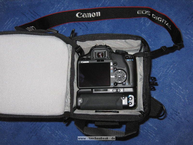 LOWEPRO TOPLOADER PRO 70 AW\n\nFoto und Text von Peter Albrecht - VIELEN DANK!\n\nKommentar:\n\n- gekauft Januar 2009 (vermutlich der Nachfolger des "Toploader 70 AW" - ohne "Pro")\n  - Unterschied zum "ohne Pro": \n     - Deckel klappt jetzt nach links weg anstatt nach vorne.\n     - hat nur noch auf einer Seite (links) Sliplock-Erweiterungsmglichkeit\n     - statt der Sliplock rechts, gibts jetzt eine Auentasche, die mit Gummi oben "gesichert" ist\n		- es gibt aber (Stand Januar 2009) auch noch den "ohne Pro" frs gleiche Geld im Internet\n\n- Beigaben:\n  - Dreipunkt Gurt zum tragen (Bild 01)\n  - klitzekleine deutsche Anleitung\n  - Werbeschild 40 Jahre Lowepro (mte der Aktuelle Stand sein)\n\n- Camera (500D) sitzt fest in der Tasche\n- Innenraum mit 2 Trennern verstellbar (Bilder 09, 10 und 11)\n- bleibt grundsttzlich sogar aufrecht stehen (ist aber nicht besonders stabil, besser hinlegen)\n- Karabiner des Schultergurtes aus Metall\n- mit ein bichen Gefummel, kann man auch die Cameratasche fr die PowerShot in der SlingShot Schlaufe einhngen (Bild 18)\n- Schnellverschlu (keine Reisverschlsse notwendig, um nur die Kamera zu halten)\n- Cameragurt kann man entweder mit in die Tasche rein packen (Bilder 07 und 08), oder raus hngen lassen und ggf in die \n Auentasche packen (Bilder 05 und 06).\n\n- Was pat rein? (Bild 16)\n  - Canon 500D mit Batteriegriff und Tragegurt (Bilder 05 und 07)\n  - Ladegert (unter doppeltem Boden) (Bild 12)\n  - Mignon-Halter fr den Batteriegriff (Bild 13)     - \n  - Speedlite 430 EX II + Zweitakku fr Camera (Bild 14)\n  - Zettel, Speicherkarte, Blitz Ersatzakkus, Anleitungen fr Speedlite und 500D  (Bild 15)\n  - Stifte (Bild 17)\n  - (PowerShot, aber ungepolster) (Bild 17)\n\n- All-Weather-Cover (AWC): (Bilder 20 bis 23)\n  - Ringe und Gurtschlaufe fr Tragesysteme bleiben frei\n  - Deckel lt sich ffnen (wrd ich bei strmenden Regen nicht machen)\n  - Fronttasche, Seitentasche sind zugepackt (kein Zugang)\n  - SlipLock und AWC sind NICHT gleichzeitig verwendbar\n  - Tragsystem mu vor dem Aufziehen des AWC entfernt werden\n  - Nur die Seite am Krper bleibt frei\n  - AWC ber langes Band fest mit Tasche vernht -> kein Verlieren\n\nNegativ:\n- Anleitung fr Schultertragegurt fehlt. (siehe http://www.lowepro-deutschland.de/videos/flvplayer/video_toploader.html)\n- nur eine Sliplock Schlaufe (linke Seite vom Krper aus gesehen)\n- beim Tragen am 3-Punkt-Gurt ist der Toploader bei den ersten Versuchen dem linken Arm im Weg. Vielleicht findet sich durch etwas experimentieren eine bessere Position.\n\nKombination mit dem "Lowepro Chest Harness" ist nicht bequem!\n- Da der Toploader-Deckel nach links aufgeht, sind die oberen Ringe frs Tragesystem sehr nah am Krper; \n Beim Tragen am Chest Harness kippt der obere Teil der Tasche dadurch nach vorne weg, da das Tragesystem keinen\n Zug zum Kper hin erzeugen kann. Dies wiederum resultiert darin, da die untere Kante der Tasche in den \n Bauch drckt, anstatt da das ganze Rckenteil der Tasche flach aufliegt. Dadurch ist das Tragen am Chest\n Harness nicht ganz so bequem. (Der "Toploader Zoom AW" z.B. schmiegt mit dem Chest Harness viel angenehmer \n an den Brustkorb)\n- Besser: Toploader mit kleinen Karabinern an einem Rucksack festmachen. (Bild 19). Vielleicht ist auch der \n "Tamrac S-500 Chest Harness System" geeignet. Auf dem Produktbild sieht es jedenfalls so aus.