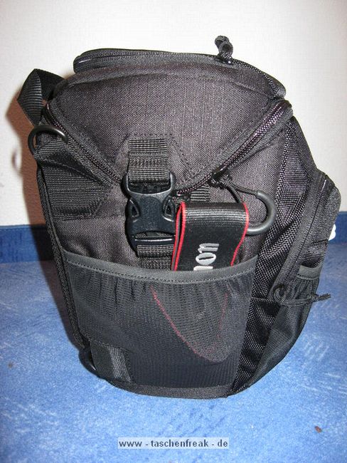 LOWEPRO TOPLOADER PRO 70 AW\n\nFoto und Text von Peter Albrecht - VIELEN DANK!\n\nKommentar:\n\n- gekauft Januar 2009 (vermutlich der Nachfolger des "Toploader 70 AW" - ohne "Pro")\n  - Unterschied zum "ohne Pro": \n     - Deckel klappt jetzt nach links weg anstatt nach vorne.\n     - hat nur noch auf einer Seite (links) Sliplock-Erweiterungsmglichkeit\n     - statt der Sliplock rechts, gibts jetzt eine Auentasche, die mit Gummi oben "gesichert" ist\n		- es gibt aber (Stand Januar 2009) auch noch den "ohne Pro" frs gleiche Geld im Internet\n\n- Beigaben:\n  - Dreipunkt Gurt zum tragen (Bild 01)\n  - klitzekleine deutsche Anleitung\n  - Werbeschild 40 Jahre Lowepro (mte der Aktuelle Stand sein)\n\n- Camera (500D) sitzt fest in der Tasche\n- Innenraum mit 2 Trennern verstellbar (Bilder 09, 10 und 11)\n- bleibt grundsttzlich sogar aufrecht stehen (ist aber nicht besonders stabil, besser hinlegen)\n- Karabiner des Schultergurtes aus Metall\n- mit ein bichen Gefummel, kann man auch die Cameratasche fr die PowerShot in der SlingShot Schlaufe einhngen (Bild 18)\n- Schnellverschlu (keine Reisverschlsse notwendig, um nur die Kamera zu halten)\n- Cameragurt kann man entweder mit in die Tasche rein packen (Bilder 07 und 08), oder raus hngen lassen und ggf in die \n Auentasche packen (Bilder 05 und 06).\n\n- Was pat rein? (Bild 16)\n  - Canon 500D mit Batteriegriff und Tragegurt (Bilder 05 und 07)\n  - Ladegert (unter doppeltem Boden) (Bild 12)\n  - Mignon-Halter fr den Batteriegriff (Bild 13)     - \n  - Speedlite 430 EX II + Zweitakku fr Camera (Bild 14)\n  - Zettel, Speicherkarte, Blitz Ersatzakkus, Anleitungen fr Speedlite und 500D  (Bild 15)\n  - Stifte (Bild 17)\n  - (PowerShot, aber ungepolster) (Bild 17)\n\n- All-Weather-Cover (AWC): (Bilder 20 bis 23)\n  - Ringe und Gurtschlaufe fr Tragesysteme bleiben frei\n  - Deckel lt sich ffnen (wrd ich bei strmenden Regen nicht machen)\n  - Fronttasche, Seitentasche sind zugepackt (kein Zugang)\n  - SlipLock und AWC sind NICHT gleichzeitig verwendbar\n  - Tragsystem mu vor dem Aufziehen des AWC entfernt werden\n  - Nur die Seite am Krper bleibt frei\n  - AWC ber langes Band fest mit Tasche vernht -> kein Verlieren\n\nNegativ:\n- Anleitung fr Schultertragegurt fehlt. (siehe http://www.lowepro-deutschland.de/videos/flvplayer/video_toploader.html)\n- nur eine Sliplock Schlaufe (linke Seite vom Krper aus gesehen)\n- beim Tragen am 3-Punkt-Gurt ist der Toploader bei den ersten Versuchen dem linken Arm im Weg. Vielleicht findet sich durch etwas experimentieren eine bessere Position.\n\nKombination mit dem "Lowepro Chest Harness" ist nicht bequem!\n- Da der Toploader-Deckel nach links aufgeht, sind die oberen Ringe frs Tragesystem sehr nah am Krper; \n Beim Tragen am Chest Harness kippt der obere Teil der Tasche dadurch nach vorne weg, da das Tragesystem keinen\n Zug zum Kper hin erzeugen kann. Dies wiederum resultiert darin, da die untere Kante der Tasche in den \n Bauch drckt, anstatt da das ganze Rckenteil der Tasche flach aufliegt. Dadurch ist das Tragen am Chest\n Harness nicht ganz so bequem. (Der "Toploader Zoom AW" z.B. schmiegt mit dem Chest Harness viel angenehmer \n an den Brustkorb)\n- Besser: Toploader mit kleinen Karabinern an einem Rucksack festmachen. (Bild 19). Vielleicht ist auch der \n "Tamrac S-500 Chest Harness System" geeignet. Auf dem Produktbild sieht es jedenfalls so aus.
