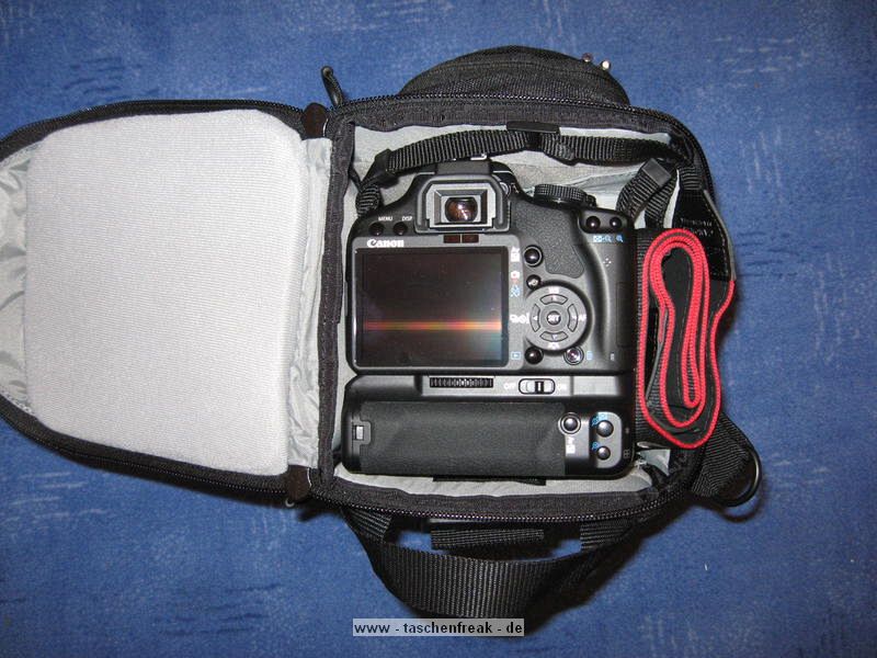 LOWEPRO TOPLOADER PRO 70 AW\n\nFoto und Text von Peter Albrecht - VIELEN DANK!\n\nKommentar:\n\n- gekauft Januar 2009 (vermutlich der Nachfolger des "Toploader 70 AW" - ohne "Pro")\n  - Unterschied zum "ohne Pro": \n     - Deckel klappt jetzt nach links weg anstatt nach vorne.\n     - hat nur noch auf einer Seite (links) Sliplock-Erweiterungsmglichkeit\n     - statt der Sliplock rechts, gibts jetzt eine Auentasche, die mit Gummi oben "gesichert" ist\n		- es gibt aber (Stand Januar 2009) auch noch den "ohne Pro" frs gleiche Geld im Internet\n\n- Beigaben:\n  - Dreipunkt Gurt zum tragen (Bild 01)\n  - klitzekleine deutsche Anleitung\n  - Werbeschild 40 Jahre Lowepro (mte der Aktuelle Stand sein)\n\n- Camera (500D) sitzt fest in der Tasche\n- Innenraum mit 2 Trennern verstellbar (Bilder 09, 10 und 11)\n- bleibt grundsttzlich sogar aufrecht stehen (ist aber nicht besonders stabil, besser hinlegen)\n- Karabiner des Schultergurtes aus Metall\n- mit ein bichen Gefummel, kann man auch die Cameratasche fr die PowerShot in der SlingShot Schlaufe einhngen (Bild 18)\n- Schnellverschlu (keine Reisverschlsse notwendig, um nur die Kamera zu halten)\n- Cameragurt kann man entweder mit in die Tasche rein packen (Bilder 07 und 08), oder raus hngen lassen und ggf in die \n Auentasche packen (Bilder 05 und 06).\n\n- Was pat rein? (Bild 16)\n  - Canon 500D mit Batteriegriff und Tragegurt (Bilder 05 und 07)\n  - Ladegert (unter doppeltem Boden) (Bild 12)\n  - Mignon-Halter fr den Batteriegriff (Bild 13)     - \n  - Speedlite 430 EX II + Zweitakku fr Camera (Bild 14)\n  - Zettel, Speicherkarte, Blitz Ersatzakkus, Anleitungen fr Speedlite und 500D  (Bild 15)\n  - Stifte (Bild 17)\n  - (PowerShot, aber ungepolster) (Bild 17)\n\n- All-Weather-Cover (AWC): (Bilder 20 bis 23)\n  - Ringe und Gurtschlaufe fr Tragesysteme bleiben frei\n  - Deckel lt sich ffnen (wrd ich bei strmenden Regen nicht machen)\n  - Fronttasche, Seitentasche sind zugepackt (kein Zugang)\n  - SlipLock und AWC sind NICHT gleichzeitig verwendbar\n  - Tragsystem mu vor dem Aufziehen des AWC entfernt werden\n  - Nur die Seite am Krper bleibt frei\n  - AWC ber langes Band fest mit Tasche vernht -> kein Verlieren\n\nNegativ:\n- Anleitung fr Schultertragegurt fehlt. (siehe http://www.lowepro-deutschland.de/videos/flvplayer/video_toploader.html)\n- nur eine Sliplock Schlaufe (linke Seite vom Krper aus gesehen)\n- beim Tragen am 3-Punkt-Gurt ist der Toploader bei den ersten Versuchen dem linken Arm im Weg. Vielleicht findet sich durch etwas experimentieren eine bessere Position.\n\nKombination mit dem "Lowepro Chest Harness" ist nicht bequem!\n- Da der Toploader-Deckel nach links aufgeht, sind die oberen Ringe frs Tragesystem sehr nah am Krper; \n Beim Tragen am Chest Harness kippt der obere Teil der Tasche dadurch nach vorne weg, da das Tragesystem keinen\n Zug zum Kper hin erzeugen kann. Dies wiederum resultiert darin, da die untere Kante der Tasche in den \n Bauch drckt, anstatt da das ganze Rckenteil der Tasche flach aufliegt. Dadurch ist das Tragen am Chest\n Harness nicht ganz so bequem. (Der "Toploader Zoom AW" z.B. schmiegt mit dem Chest Harness viel angenehmer \n an den Brustkorb)\n- Besser: Toploader mit kleinen Karabinern an einem Rucksack festmachen. (Bild 19). Vielleicht ist auch der \n "Tamrac S-500 Chest Harness System" geeignet. Auf dem Produktbild sieht es jedenfalls so aus.