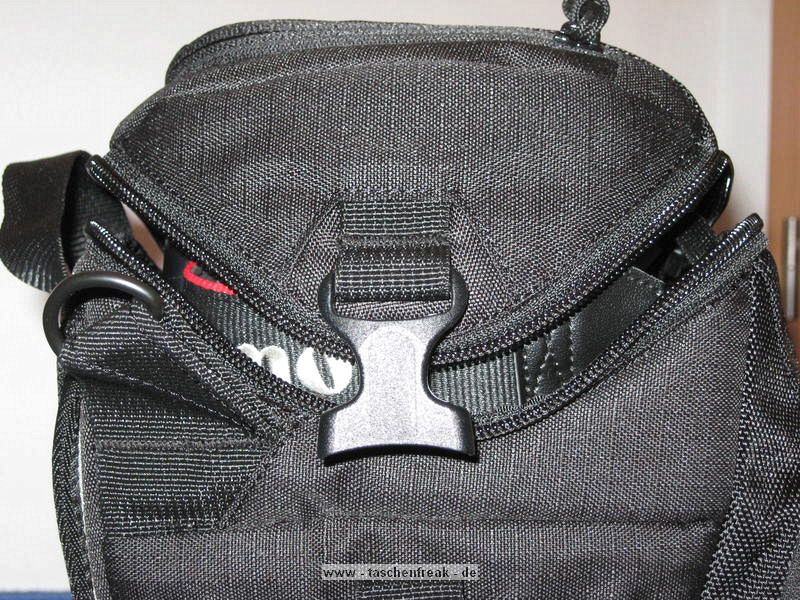 LOWEPRO TOPLOADER PRO 70 AW\n\nFoto und Text von Peter Albrecht - VIELEN DANK!\n\nKommentar:\n\n- gekauft Januar 2009 (vermutlich der Nachfolger des "Toploader 70 AW" - ohne "Pro")\n  - Unterschied zum "ohne Pro": \n     - Deckel klappt jetzt nach links weg anstatt nach vorne.\n     - hat nur noch auf einer Seite (links) Sliplock-Erweiterungsmglichkeit\n     - statt der Sliplock rechts, gibts jetzt eine Auentasche, die mit Gummi oben "gesichert" ist\n		- es gibt aber (Stand Januar 2009) auch noch den "ohne Pro" frs gleiche Geld im Internet\n\n- Beigaben:\n  - Dreipunkt Gurt zum tragen (Bild 01)\n  - klitzekleine deutsche Anleitung\n  - Werbeschild 40 Jahre Lowepro (mte der Aktuelle Stand sein)\n\n- Camera (500D) sitzt fest in der Tasche\n- Innenraum mit 2 Trennern verstellbar (Bilder 09, 10 und 11)\n- bleibt grundsttzlich sogar aufrecht stehen (ist aber nicht besonders stabil, besser hinlegen)\n- Karabiner des Schultergurtes aus Metall\n- mit ein bichen Gefummel, kann man auch die Cameratasche fr die PowerShot in der SlingShot Schlaufe einhngen (Bild 18)\n- Schnellverschlu (keine Reisverschlsse notwendig, um nur die Kamera zu halten)\n- Cameragurt kann man entweder mit in die Tasche rein packen (Bilder 07 und 08), oder raus hngen lassen und ggf in die \n Auentasche packen (Bilder 05 und 06).\n\n- Was pat rein? (Bild 16)\n  - Canon 500D mit Batteriegriff und Tragegurt (Bilder 05 und 07)\n  - Ladegert (unter doppeltem Boden) (Bild 12)\n  - Mignon-Halter fr den Batteriegriff (Bild 13)     - \n  - Speedlite 430 EX II + Zweitakku fr Camera (Bild 14)\n  - Zettel, Speicherkarte, Blitz Ersatzakkus, Anleitungen fr Speedlite und 500D  (Bild 15)\n  - Stifte (Bild 17)\n  - (PowerShot, aber ungepolster) (Bild 17)\n\n- All-Weather-Cover (AWC): (Bilder 20 bis 23)\n  - Ringe und Gurtschlaufe fr Tragesysteme bleiben frei\n  - Deckel lt sich ffnen (wrd ich bei strmenden Regen nicht machen)\n  - Fronttasche, Seitentasche sind zugepackt (kein Zugang)\n  - SlipLock und AWC sind NICHT gleichzeitig verwendbar\n  - Tragsystem mu vor dem Aufziehen des AWC entfernt werden\n  - Nur die Seite am Krper bleibt frei\n  - AWC ber langes Band fest mit Tasche vernht -> kein Verlieren\n\nNegativ:\n- Anleitung fr Schultertragegurt fehlt. (siehe http://www.lowepro-deutschland.de/videos/flvplayer/video_toploader.html)\n- nur eine Sliplock Schlaufe (linke Seite vom Krper aus gesehen)\n- beim Tragen am 3-Punkt-Gurt ist der Toploader bei den ersten Versuchen dem linken Arm im Weg. Vielleicht findet sich durch etwas experimentieren eine bessere Position.\n\nKombination mit dem "Lowepro Chest Harness" ist nicht bequem!\n- Da der Toploader-Deckel nach links aufgeht, sind die oberen Ringe frs Tragesystem sehr nah am Krper; \n Beim Tragen am Chest Harness kippt der obere Teil der Tasche dadurch nach vorne weg, da das Tragesystem keinen\n Zug zum Kper hin erzeugen kann. Dies wiederum resultiert darin, da die untere Kante der Tasche in den \n Bauch drckt, anstatt da das ganze Rckenteil der Tasche flach aufliegt. Dadurch ist das Tragen am Chest\n Harness nicht ganz so bequem. (Der "Toploader Zoom AW" z.B. schmiegt mit dem Chest Harness viel angenehmer \n an den Brustkorb)\n- Besser: Toploader mit kleinen Karabinern an einem Rucksack festmachen. (Bild 19). Vielleicht ist auch der \n "Tamrac S-500 Chest Harness System" geeignet. Auf dem Produktbild sieht es jedenfalls so aus.
