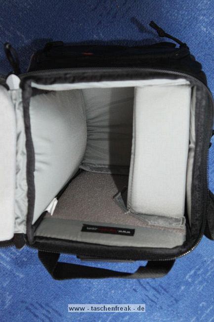 LOWEPRO TOPLOADER PRO 70 AW\n\nFoto und Text von Peter Albrecht - VIELEN DANK!\n\nKommentar:\n\n- gekauft Januar 2009 (vermutlich der Nachfolger des "Toploader 70 AW" - ohne "Pro")\n  - Unterschied zum "ohne Pro": \n     - Deckel klappt jetzt nach links weg anstatt nach vorne.\n     - hat nur noch auf einer Seite (links) Sliplock-Erweiterungsmglichkeit\n     - statt der Sliplock rechts, gibts jetzt eine Auentasche, die mit Gummi oben "gesichert" ist\n		- es gibt aber (Stand Januar 2009) auch noch den "ohne Pro" frs gleiche Geld im Internet\n\n- Beigaben:\n  - Dreipunkt Gurt zum tragen (Bild 01)\n  - klitzekleine deutsche Anleitung\n  - Werbeschild 40 Jahre Lowepro (mte der Aktuelle Stand sein)\n\n- Camera (500D) sitzt fest in der Tasche\n- Innenraum mit 2 Trennern verstellbar (Bilder 09, 10 und 11)\n- bleibt grundsttzlich sogar aufrecht stehen (ist aber nicht besonders stabil, besser hinlegen)\n- Karabiner des Schultergurtes aus Metall\n- mit ein bichen Gefummel, kann man auch die Cameratasche fr die PowerShot in der SlingShot Schlaufe einhngen (Bild 18)\n- Schnellverschlu (keine Reisverschlsse notwendig, um nur die Kamera zu halten)\n- Cameragurt kann man entweder mit in die Tasche rein packen (Bilder 07 und 08), oder raus hngen lassen und ggf in die \n Auentasche packen (Bilder 05 und 06).\n\n- Was pat rein? (Bild 16)\n  - Canon 500D mit Batteriegriff und Tragegurt (Bilder 05 und 07)\n  - Ladegert (unter doppeltem Boden) (Bild 12)\n  - Mignon-Halter fr den Batteriegriff (Bild 13)     - \n  - Speedlite 430 EX II + Zweitakku fr Camera (Bild 14)\n  - Zettel, Speicherkarte, Blitz Ersatzakkus, Anleitungen fr Speedlite und 500D  (Bild 15)\n  - Stifte (Bild 17)\n  - (PowerShot, aber ungepolster) (Bild 17)\n\n- All-Weather-Cover (AWC): (Bilder 20 bis 23)\n  - Ringe und Gurtschlaufe fr Tragesysteme bleiben frei\n  - Deckel lt sich ffnen (wrd ich bei strmenden Regen nicht machen)\n  - Fronttasche, Seitentasche sind zugepackt (kein Zugang)\n  - SlipLock und AWC sind NICHT gleichzeitig verwendbar\n  - Tragsystem mu vor dem Aufziehen des AWC entfernt werden\n  - Nur die Seite am Krper bleibt frei\n  - AWC ber langes Band fest mit Tasche vernht -> kein Verlieren\n\nNegativ:\n- Anleitung fr Schultertragegurt fehlt. (siehe http://www.lowepro-deutschland.de/videos/flvplayer/video_toploader.html)\n- nur eine Sliplock Schlaufe (linke Seite vom Krper aus gesehen)\n- beim Tragen am 3-Punkt-Gurt ist der Toploader bei den ersten Versuchen dem linken Arm im Weg. Vielleicht findet sich durch etwas experimentieren eine bessere Position.\n\nKombination mit dem "Lowepro Chest Harness" ist nicht bequem!\n- Da der Toploader-Deckel nach links aufgeht, sind die oberen Ringe frs Tragesystem sehr nah am Krper; \n Beim Tragen am Chest Harness kippt der obere Teil der Tasche dadurch nach vorne weg, da das Tragesystem keinen\n Zug zum Kper hin erzeugen kann. Dies wiederum resultiert darin, da die untere Kante der Tasche in den \n Bauch drckt, anstatt da das ganze Rckenteil der Tasche flach aufliegt. Dadurch ist das Tragen am Chest\n Harness nicht ganz so bequem. (Der "Toploader Zoom AW" z.B. schmiegt mit dem Chest Harness viel angenehmer \n an den Brustkorb)\n- Besser: Toploader mit kleinen Karabinern an einem Rucksack festmachen. (Bild 19). Vielleicht ist auch der \n "Tamrac S-500 Chest Harness System" geeignet. Auf dem Produktbild sieht es jedenfalls so aus.