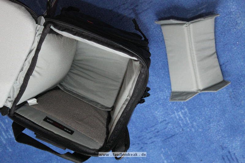 LOWEPRO TOPLOADER PRO 70 AW\n\nFoto und Text von Peter Albrecht - VIELEN DANK!\n\nKommentar:\n\n- gekauft Januar 2009 (vermutlich der Nachfolger des "Toploader 70 AW" - ohne "Pro")\n  - Unterschied zum "ohne Pro": \n     - Deckel klappt jetzt nach links weg anstatt nach vorne.\n     - hat nur noch auf einer Seite (links) Sliplock-Erweiterungsmöglichkeit\n     - statt der Sliplock rechts, gibts jetzt eine Außentasche, die mit Gummi oben "gesichert" ist\n		- es gibt aber (Stand Januar 2009) auch noch den "ohne Pro" fürs gleiche Geld im Internet\n\n- Beigaben:\n  - Dreipunkt Gurt zum tragen (Bild 01)\n  - klitzekleine deutsche Anleitung\n  - Werbeschild 40 Jahre Lowepro (müßte der Aktuelle Stand sein)\n\n- Camera (500D) sitzt fest in der Tasche\n- Innenraum mit 2 Trennern verstellbar (Bilder 09, 10 und 11)\n- bleibt grundstätzlich sogar aufrecht stehen (ist aber nicht besonders stabil, besser hinlegen)\n- Karabiner des Schultergurtes aus Metall\n- mit ein bißchen Gefummel, kann man auch die Cameratasche für die PowerShot in der SlingShot Schlaufe einhängen (Bild 18)\n- Schnellverschluß (keine Reisverschlüsse notwendig, um nur die Kamera zu halten)\n- Cameragurt kann man entweder mit in die Tasche rein packen (Bilder 07 und 08), oder raus hängen lassen und ggf in die \n Außentasche packen (Bilder 05 und 06).\n\n- Was paßt rein? (Bild 16)\n  - Canon 500D mit Batteriegriff und Tragegurt (Bilder 05 und 07)\n  - Ladegerät (unter doppeltem Boden) (Bild 12)\n  - Mignon-Halter für den Batteriegriff (Bild 13)     - \n  - Speedlite 430 EX II + Zweitakku für Camera (Bild 14)\n  - Zettel, Speicherkarte, Blitz Ersatzakkus, Anleitungen für Speedlite und 500D  (Bild 15)\n  - Stifte (Bild 17)\n  - (PowerShot, aber ungepolster) (Bild 17)\n\n- All-Weather-Cover (AWC): (Bilder 20 bis 23)\n  - Ringe und Gurtschlaufe für Tragesysteme bleiben frei\n  - Deckel läßt sich öffnen (würd ich bei strömenden Regen nicht machen)\n  - Fronttasche, Seitentasche sind zugepackt (kein Zugang)\n  - SlipLock und AWC sind NICHT gleichzeitig verwendbar\n  - Tragsystem muß vor dem Aufziehen des AWC entfernt werden\n  - Nur die Seite am Körper bleibt frei\n  - AWC über langes Band fest mit Tasche vernäht -> kein Verlieren\n\nNegativ:\n- Anleitung für Schultertragegurt fehlt. (siehe http://www.lowepro-deutschland.de/videos/flvplayer/video_toploader.html)\n- nur eine Sliplock Schlaufe (linke Seite vom Körper aus gesehen)\n- beim Tragen am 3-Punkt-Gurt ist der Toploader bei den ersten Versuchen dem linken Arm im Weg. Vielleicht findet sich durch etwas experimentieren eine bessere Position.\n\nKombination mit dem "Lowepro Chest Harness" ist nicht bequem!\n- Da der Toploader-Deckel nach links aufgeht, sind die oberen Ringe fürs Tragesystem sehr nah am Körper; \n Beim Tragen am Chest Harness kippt der obere Teil der Tasche dadurch nach vorne weg, da das Tragesystem keinen\n Zug zum Köper hin erzeugen kann. Dies wiederum resultiert darin, daß die untere Kante der Tasche in den \n Bauch drückt, anstatt daß das ganze Rückenteil der Tasche flach aufliegt. Dadurch ist das Tragen am Chest\n Harness nicht ganz so bequem. (Der "Toploader Zoom AW" z.B. schmiegt mit dem Chest Harness viel angenehmer \n an den Brustkorb)\n- Besser: Toploader mit kleinen Karabinern an einem Rucksack festmachen. (Bild 19). Vielleicht ist auch der \n "Tamrac S-500 Chest Harness System" geeignet. Auf dem Produktbild sieht es jedenfalls so aus.