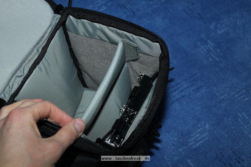 LOWEPRO TOPLOADER PRO 70 AW\n\nFoto und Text von Peter Albrecht - VIELEN DANK!\n\nKommentar:\n\n- gekauft Januar 2009 (vermutlich der Nachfolger des "Toploader 70 AW" - ohne "Pro")\n  - Unterschied zum "ohne Pro": \n     - Deckel klappt jetzt nach links weg anstatt nach vorne.\n     - hat nur noch auf einer Seite (links) Sliplock-Erweiterungsmglichkeit\n     - statt der Sliplock rechts, gibts jetzt eine Auentasche, die mit Gummi oben "gesichert" ist\n		- es gibt aber (Stand Januar 2009) auch noch den "ohne Pro" frs gleiche Geld im Internet\n\n- Beigaben:\n  - Dreipunkt Gurt zum tragen (Bild 01)\n  - klitzekleine deutsche Anleitung\n  - Werbeschild 40 Jahre Lowepro (mte der Aktuelle Stand sein)\n\n- Camera (500D) sitzt fest in der Tasche\n- Innenraum mit 2 Trennern verstellbar (Bilder 09, 10 und 11)\n- bleibt grundsttzlich sogar aufrecht stehen (ist aber nicht besonders stabil, besser hinlegen)\n- Karabiner des Schultergurtes aus Metall\n- mit ein bichen Gefummel, kann man auch die Cameratasche fr die PowerShot in der SlingShot Schlaufe einhngen (Bild 18)\n- Schnellverschlu (keine Reisverschlsse notwendig, um nur die Kamera zu halten)\n- Cameragurt kann man entweder mit in die Tasche rein packen (Bilder 07 und 08), oder raus hngen lassen und ggf in die \n Auentasche packen (Bilder 05 und 06).\n\n- Was pat rein? (Bild 16)\n  - Canon 500D mit Batteriegriff und Tragegurt (Bilder 05 und 07)\n  - Ladegert (unter doppeltem Boden) (Bild 12)\n  - Mignon-Halter fr den Batteriegriff (Bild 13)     - \n  - Speedlite 430 EX II + Zweitakku fr Camera (Bild 14)\n  - Zettel, Speicherkarte, Blitz Ersatzakkus, Anleitungen fr Speedlite und 500D  (Bild 15)\n  - Stifte (Bild 17)\n  - (PowerShot, aber ungepolster) (Bild 17)\n\n- All-Weather-Cover (AWC): (Bilder 20 bis 23)\n  - Ringe und Gurtschlaufe fr Tragesysteme bleiben frei\n  - Deckel lt sich ffnen (wrd ich bei strmenden Regen nicht machen)\n  - Fronttasche, Seitentasche sind zugepackt (kein Zugang)\n  - SlipLock und AWC sind NICHT gleichzeitig verwendbar\n  - Tragsystem mu vor dem Aufziehen des AWC entfernt werden\n  - Nur die Seite am Krper bleibt frei\n  - AWC ber langes Band fest mit Tasche vernht -> kein Verlieren\n\nNegativ:\n- Anleitung fr Schultertragegurt fehlt. (siehe http://www.lowepro-deutschland.de/videos/flvplayer/video_toploader.html)\n- nur eine Sliplock Schlaufe (linke Seite vom Krper aus gesehen)\n- beim Tragen am 3-Punkt-Gurt ist der Toploader bei den ersten Versuchen dem linken Arm im Weg. Vielleicht findet sich durch etwas experimentieren eine bessere Position.\n\nKombination mit dem "Lowepro Chest Harness" ist nicht bequem!\n- Da der Toploader-Deckel nach links aufgeht, sind die oberen Ringe frs Tragesystem sehr nah am Krper; \n Beim Tragen am Chest Harness kippt der obere Teil der Tasche dadurch nach vorne weg, da das Tragesystem keinen\n Zug zum Kper hin erzeugen kann. Dies wiederum resultiert darin, da die untere Kante der Tasche in den \n Bauch drckt, anstatt da das ganze Rckenteil der Tasche flach aufliegt. Dadurch ist das Tragen am Chest\n Harness nicht ganz so bequem. (Der "Toploader Zoom AW" z.B. schmiegt mit dem Chest Harness viel angenehmer \n an den Brustkorb)\n- Besser: Toploader mit kleinen Karabinern an einem Rucksack festmachen. (Bild 19). Vielleicht ist auch der \n "Tamrac S-500 Chest Harness System" geeignet. Auf dem Produktbild sieht es jedenfalls so aus.