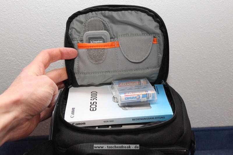 LOWEPRO TOPLOADER PRO 70 AW\n\nFoto und Text von Peter Albrecht - VIELEN DANK!\n\nKommentar:\n\n- gekauft Januar 2009 (vermutlich der Nachfolger des "Toploader 70 AW" - ohne "Pro")\n  - Unterschied zum "ohne Pro": \n     - Deckel klappt jetzt nach links weg anstatt nach vorne.\n     - hat nur noch auf einer Seite (links) Sliplock-Erweiterungsmglichkeit\n     - statt der Sliplock rechts, gibts jetzt eine Auentasche, die mit Gummi oben "gesichert" ist\n		- es gibt aber (Stand Januar 2009) auch noch den "ohne Pro" frs gleiche Geld im Internet\n\n- Beigaben:\n  - Dreipunkt Gurt zum tragen (Bild 01)\n  - klitzekleine deutsche Anleitung\n  - Werbeschild 40 Jahre Lowepro (mte der Aktuelle Stand sein)\n\n- Camera (500D) sitzt fest in der Tasche\n- Innenraum mit 2 Trennern verstellbar (Bilder 09, 10 und 11)\n- bleibt grundsttzlich sogar aufrecht stehen (ist aber nicht besonders stabil, besser hinlegen)\n- Karabiner des Schultergurtes aus Metall\n- mit ein bichen Gefummel, kann man auch die Cameratasche fr die PowerShot in der SlingShot Schlaufe einhngen (Bild 18)\n- Schnellverschlu (keine Reisverschlsse notwendig, um nur die Kamera zu halten)\n- Cameragurt kann man entweder mit in die Tasche rein packen (Bilder 07 und 08), oder raus hngen lassen und ggf in die \n Auentasche packen (Bilder 05 und 06).\n\n- Was pat rein? (Bild 16)\n  - Canon 500D mit Batteriegriff und Tragegurt (Bilder 05 und 07)\n  - Ladegert (unter doppeltem Boden) (Bild 12)\n  - Mignon-Halter fr den Batteriegriff (Bild 13)     - \n  - Speedlite 430 EX II + Zweitakku fr Camera (Bild 14)\n  - Zettel, Speicherkarte, Blitz Ersatzakkus, Anleitungen fr Speedlite und 500D  (Bild 15)\n  - Stifte (Bild 17)\n  - (PowerShot, aber ungepolster) (Bild 17)\n\n- All-Weather-Cover (AWC): (Bilder 20 bis 23)\n  - Ringe und Gurtschlaufe fr Tragesysteme bleiben frei\n  - Deckel lt sich ffnen (wrd ich bei strmenden Regen nicht machen)\n  - Fronttasche, Seitentasche sind zugepackt (kein Zugang)\n  - SlipLock und AWC sind NICHT gleichzeitig verwendbar\n  - Tragsystem mu vor dem Aufziehen des AWC entfernt werden\n  - Nur die Seite am Krper bleibt frei\n  - AWC ber langes Band fest mit Tasche vernht -> kein Verlieren\n\nNegativ:\n- Anleitung fr Schultertragegurt fehlt. (siehe http://www.lowepro-deutschland.de/videos/flvplayer/video_toploader.html)\n- nur eine Sliplock Schlaufe (linke Seite vom Krper aus gesehen)\n- beim Tragen am 3-Punkt-Gurt ist der Toploader bei den ersten Versuchen dem linken Arm im Weg. Vielleicht findet sich durch etwas experimentieren eine bessere Position.\n\nKombination mit dem "Lowepro Chest Harness" ist nicht bequem!\n- Da der Toploader-Deckel nach links aufgeht, sind die oberen Ringe frs Tragesystem sehr nah am Krper; \n Beim Tragen am Chest Harness kippt der obere Teil der Tasche dadurch nach vorne weg, da das Tragesystem keinen\n Zug zum Kper hin erzeugen kann. Dies wiederum resultiert darin, da die untere Kante der Tasche in den \n Bauch drckt, anstatt da das ganze Rckenteil der Tasche flach aufliegt. Dadurch ist das Tragen am Chest\n Harness nicht ganz so bequem. (Der "Toploader Zoom AW" z.B. schmiegt mit dem Chest Harness viel angenehmer \n an den Brustkorb)\n- Besser: Toploader mit kleinen Karabinern an einem Rucksack festmachen. (Bild 19). Vielleicht ist auch der \n "Tamrac S-500 Chest Harness System" geeignet. Auf dem Produktbild sieht es jedenfalls so aus.
