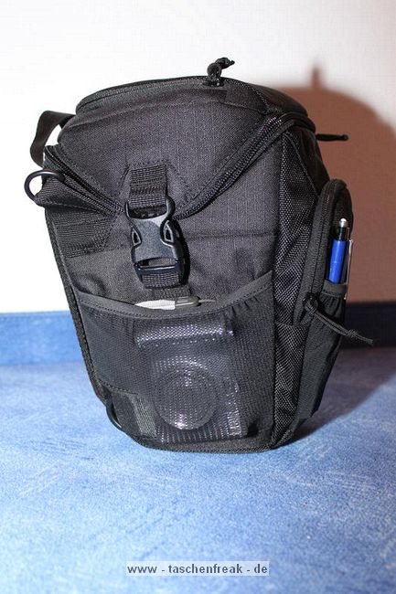 LOWEPRO TOPLOADER PRO 70 AW\n\nFoto und Text von Peter Albrecht - VIELEN DANK!\n\nKommentar:\n\n- gekauft Januar 2009 (vermutlich der Nachfolger des "Toploader 70 AW" - ohne "Pro")\n  - Unterschied zum "ohne Pro": \n     - Deckel klappt jetzt nach links weg anstatt nach vorne.\n     - hat nur noch auf einer Seite (links) Sliplock-Erweiterungsmglichkeit\n     - statt der Sliplock rechts, gibts jetzt eine Auentasche, die mit Gummi oben "gesichert" ist\n		- es gibt aber (Stand Januar 2009) auch noch den "ohne Pro" frs gleiche Geld im Internet\n\n- Beigaben:\n  - Dreipunkt Gurt zum tragen (Bild 01)\n  - klitzekleine deutsche Anleitung\n  - Werbeschild 40 Jahre Lowepro (mte der Aktuelle Stand sein)\n\n- Camera (500D) sitzt fest in der Tasche\n- Innenraum mit 2 Trennern verstellbar (Bilder 09, 10 und 11)\n- bleibt grundsttzlich sogar aufrecht stehen (ist aber nicht besonders stabil, besser hinlegen)\n- Karabiner des Schultergurtes aus Metall\n- mit ein bichen Gefummel, kann man auch die Cameratasche fr die PowerShot in der SlingShot Schlaufe einhngen (Bild 18)\n- Schnellverschlu (keine Reisverschlsse notwendig, um nur die Kamera zu halten)\n- Cameragurt kann man entweder mit in die Tasche rein packen (Bilder 07 und 08), oder raus hngen lassen und ggf in die \n Auentasche packen (Bilder 05 und 06).\n\n- Was pat rein? (Bild 16)\n  - Canon 500D mit Batteriegriff und Tragegurt (Bilder 05 und 07)\n  - Ladegert (unter doppeltem Boden) (Bild 12)\n  - Mignon-Halter fr den Batteriegriff (Bild 13)     - \n  - Speedlite 430 EX II + Zweitakku fr Camera (Bild 14)\n  - Zettel, Speicherkarte, Blitz Ersatzakkus, Anleitungen fr Speedlite und 500D  (Bild 15)\n  - Stifte (Bild 17)\n  - (PowerShot, aber ungepolster) (Bild 17)\n\n- All-Weather-Cover (AWC): (Bilder 20 bis 23)\n  - Ringe und Gurtschlaufe fr Tragesysteme bleiben frei\n  - Deckel lt sich ffnen (wrd ich bei strmenden Regen nicht machen)\n  - Fronttasche, Seitentasche sind zugepackt (kein Zugang)\n  - SlipLock und AWC sind NICHT gleichzeitig verwendbar\n  - Tragsystem mu vor dem Aufziehen des AWC entfernt werden\n  - Nur die Seite am Krper bleibt frei\n  - AWC ber langes Band fest mit Tasche vernht -> kein Verlieren\n\nNegativ:\n- Anleitung fr Schultertragegurt fehlt. (siehe http://www.lowepro-deutschland.de/videos/flvplayer/video_toploader.html)\n- nur eine Sliplock Schlaufe (linke Seite vom Krper aus gesehen)\n- beim Tragen am 3-Punkt-Gurt ist der Toploader bei den ersten Versuchen dem linken Arm im Weg. Vielleicht findet sich durch etwas experimentieren eine bessere Position.\n\nKombination mit dem "Lowepro Chest Harness" ist nicht bequem!\n- Da der Toploader-Deckel nach links aufgeht, sind die oberen Ringe frs Tragesystem sehr nah am Krper; \n Beim Tragen am Chest Harness kippt der obere Teil der Tasche dadurch nach vorne weg, da das Tragesystem keinen\n Zug zum Kper hin erzeugen kann. Dies wiederum resultiert darin, da die untere Kante der Tasche in den \n Bauch drckt, anstatt da das ganze Rckenteil der Tasche flach aufliegt. Dadurch ist das Tragen am Chest\n Harness nicht ganz so bequem. (Der "Toploader Zoom AW" z.B. schmiegt mit dem Chest Harness viel angenehmer \n an den Brustkorb)\n- Besser: Toploader mit kleinen Karabinern an einem Rucksack festmachen. (Bild 19). Vielleicht ist auch der \n "Tamrac S-500 Chest Harness System" geeignet. Auf dem Produktbild sieht es jedenfalls so aus.