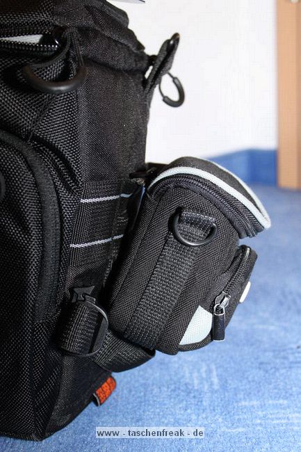 LOWEPRO TOPLOADER PRO 70 AW\n\nFoto und Text von Peter Albrecht - VIELEN DANK!\n\nKommentar:\n\n- gekauft Januar 2009 (vermutlich der Nachfolger des "Toploader 70 AW" - ohne "Pro")\n  - Unterschied zum "ohne Pro": \n     - Deckel klappt jetzt nach links weg anstatt nach vorne.\n     - hat nur noch auf einer Seite (links) Sliplock-Erweiterungsmglichkeit\n     - statt der Sliplock rechts, gibts jetzt eine Auentasche, die mit Gummi oben "gesichert" ist\n		- es gibt aber (Stand Januar 2009) auch noch den "ohne Pro" frs gleiche Geld im Internet\n\n- Beigaben:\n  - Dreipunkt Gurt zum tragen (Bild 01)\n  - klitzekleine deutsche Anleitung\n  - Werbeschild 40 Jahre Lowepro (mte der Aktuelle Stand sein)\n\n- Camera (500D) sitzt fest in der Tasche\n- Innenraum mit 2 Trennern verstellbar (Bilder 09, 10 und 11)\n- bleibt grundsttzlich sogar aufrecht stehen (ist aber nicht besonders stabil, besser hinlegen)\n- Karabiner des Schultergurtes aus Metall\n- mit ein bichen Gefummel, kann man auch die Cameratasche fr die PowerShot in der SlingShot Schlaufe einhngen (Bild 18)\n- Schnellverschlu (keine Reisverschlsse notwendig, um nur die Kamera zu halten)\n- Cameragurt kann man entweder mit in die Tasche rein packen (Bilder 07 und 08), oder raus hngen lassen und ggf in die \n Auentasche packen (Bilder 05 und 06).\n\n- Was pat rein? (Bild 16)\n  - Canon 500D mit Batteriegriff und Tragegurt (Bilder 05 und 07)\n  - Ladegert (unter doppeltem Boden) (Bild 12)\n  - Mignon-Halter fr den Batteriegriff (Bild 13)     - \n  - Speedlite 430 EX II + Zweitakku fr Camera (Bild 14)\n  - Zettel, Speicherkarte, Blitz Ersatzakkus, Anleitungen fr Speedlite und 500D  (Bild 15)\n  - Stifte (Bild 17)\n  - (PowerShot, aber ungepolster) (Bild 17)\n\n- All-Weather-Cover (AWC): (Bilder 20 bis 23)\n  - Ringe und Gurtschlaufe fr Tragesysteme bleiben frei\n  - Deckel lt sich ffnen (wrd ich bei strmenden Regen nicht machen)\n  - Fronttasche, Seitentasche sind zugepackt (kein Zugang)\n  - SlipLock und AWC sind NICHT gleichzeitig verwendbar\n  - Tragsystem mu vor dem Aufziehen des AWC entfernt werden\n  - Nur die Seite am Krper bleibt frei\n  - AWC ber langes Band fest mit Tasche vernht -> kein Verlieren\n\nNegativ:\n- Anleitung fr Schultertragegurt fehlt. (siehe http://www.lowepro-deutschland.de/videos/flvplayer/video_toploader.html)\n- nur eine Sliplock Schlaufe (linke Seite vom Krper aus gesehen)\n- beim Tragen am 3-Punkt-Gurt ist der Toploader bei den ersten Versuchen dem linken Arm im Weg. Vielleicht findet sich durch etwas experimentieren eine bessere Position.\n\nKombination mit dem "Lowepro Chest Harness" ist nicht bequem!\n- Da der Toploader-Deckel nach links aufgeht, sind die oberen Ringe frs Tragesystem sehr nah am Krper; \n Beim Tragen am Chest Harness kippt der obere Teil der Tasche dadurch nach vorne weg, da das Tragesystem keinen\n Zug zum Kper hin erzeugen kann. Dies wiederum resultiert darin, da die untere Kante der Tasche in den \n Bauch drckt, anstatt da das ganze Rckenteil der Tasche flach aufliegt. Dadurch ist das Tragen am Chest\n Harness nicht ganz so bequem. (Der "Toploader Zoom AW" z.B. schmiegt mit dem Chest Harness viel angenehmer \n an den Brustkorb)\n- Besser: Toploader mit kleinen Karabinern an einem Rucksack festmachen. (Bild 19). Vielleicht ist auch der \n "Tamrac S-500 Chest Harness System" geeignet. Auf dem Produktbild sieht es jedenfalls so aus.