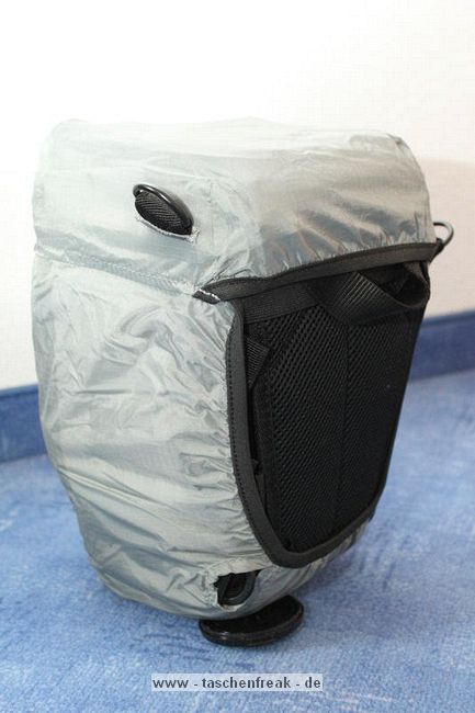 LOWEPRO TOPLOADER PRO 70 AW\n\nFoto und Text von Peter Albrecht - VIELEN DANK!\n\nKommentar:\n\n- gekauft Januar 2009 (vermutlich der Nachfolger des "Toploader 70 AW" - ohne "Pro")\n  - Unterschied zum "ohne Pro": \n     - Deckel klappt jetzt nach links weg anstatt nach vorne.\n     - hat nur noch auf einer Seite (links) Sliplock-Erweiterungsmglichkeit\n     - statt der Sliplock rechts, gibts jetzt eine Auentasche, die mit Gummi oben "gesichert" ist\n		- es gibt aber (Stand Januar 2009) auch noch den "ohne Pro" frs gleiche Geld im Internet\n\n- Beigaben:\n  - Dreipunkt Gurt zum tragen (Bild 01)\n  - klitzekleine deutsche Anleitung\n  - Werbeschild 40 Jahre Lowepro (mte der Aktuelle Stand sein)\n\n- Camera (500D) sitzt fest in der Tasche\n- Innenraum mit 2 Trennern verstellbar (Bilder 09, 10 und 11)\n- bleibt grundsttzlich sogar aufrecht stehen (ist aber nicht besonders stabil, besser hinlegen)\n- Karabiner des Schultergurtes aus Metall\n- mit ein bichen Gefummel, kann man auch die Cameratasche fr die PowerShot in der SlingShot Schlaufe einhngen (Bild 18)\n- Schnellverschlu (keine Reisverschlsse notwendig, um nur die Kamera zu halten)\n- Cameragurt kann man entweder mit in die Tasche rein packen (Bilder 07 und 08), oder raus hngen lassen und ggf in die \n Auentasche packen (Bilder 05 und 06).\n\n- Was pat rein? (Bild 16)\n  - Canon 500D mit Batteriegriff und Tragegurt (Bilder 05 und 07)\n  - Ladegert (unter doppeltem Boden) (Bild 12)\n  - Mignon-Halter fr den Batteriegriff (Bild 13)     - \n  - Speedlite 430 EX II + Zweitakku fr Camera (Bild 14)\n  - Zettel, Speicherkarte, Blitz Ersatzakkus, Anleitungen fr Speedlite und 500D  (Bild 15)\n  - Stifte (Bild 17)\n  - (PowerShot, aber ungepolster) (Bild 17)\n\n- All-Weather-Cover (AWC): (Bilder 20 bis 23)\n  - Ringe und Gurtschlaufe fr Tragesysteme bleiben frei\n  - Deckel lt sich ffnen (wrd ich bei strmenden Regen nicht machen)\n  - Fronttasche, Seitentasche sind zugepackt (kein Zugang)\n  - SlipLock und AWC sind NICHT gleichzeitig verwendbar\n  - Tragsystem mu vor dem Aufziehen des AWC entfernt werden\n  - Nur die Seite am Krper bleibt frei\n  - AWC ber langes Band fest mit Tasche vernht -> kein Verlieren\n\nNegativ:\n- Anleitung fr Schultertragegurt fehlt. (siehe http://www.lowepro-deutschland.de/videos/flvplayer/video_toploader.html)\n- nur eine Sliplock Schlaufe (linke Seite vom Krper aus gesehen)\n- beim Tragen am 3-Punkt-Gurt ist der Toploader bei den ersten Versuchen dem linken Arm im Weg. Vielleicht findet sich durch etwas experimentieren eine bessere Position.\n\nKombination mit dem "Lowepro Chest Harness" ist nicht bequem!\n- Da der Toploader-Deckel nach links aufgeht, sind die oberen Ringe frs Tragesystem sehr nah am Krper; \n Beim Tragen am Chest Harness kippt der obere Teil der Tasche dadurch nach vorne weg, da das Tragesystem keinen\n Zug zum Kper hin erzeugen kann. Dies wiederum resultiert darin, da die untere Kante der Tasche in den \n Bauch drckt, anstatt da das ganze Rckenteil der Tasche flach aufliegt. Dadurch ist das Tragen am Chest\n Harness nicht ganz so bequem. (Der "Toploader Zoom AW" z.B. schmiegt mit dem Chest Harness viel angenehmer \n an den Brustkorb)\n- Besser: Toploader mit kleinen Karabinern an einem Rucksack festmachen. (Bild 19). Vielleicht ist auch der \n "Tamrac S-500 Chest Harness System" geeignet. Auf dem Produktbild sieht es jedenfalls so aus.