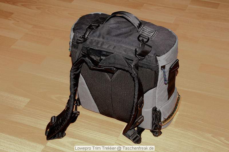 Lowepro Trim Trekker\n\nFoto von Thomas Brocher - VIELEN DANK THOMAS!\n\nKommentar des Nutzers:\n\nEs ist (soweit ich wei) das einzige Toploader-Modell am Markt. Damit meine ich, dass er auf seiner Unterseite abgestellt und dann von oben hinein gegriffen werden kann. Er muss also nicht hingelegt werden und die Tragegurte knnen so nicht verdreckt werden.\n\nPlatz hat er genug, es passt ins Hauptfach eine 1-er mit angesetztem 100-400, daneben noch 2 Objektive wie z.B. 17-40 und 24-85. Unter den beiden Objektiven kann ein Schubfach seitlich heraus gezogen werden um z.B. einen Blitz oder 2 kleinere Objektive al 1,4/50 untergebracht werden. Was allerdings nicht passt sind die langen Tele-Ls.\n\nIm Deckel kann Kleinkram wie Speicherkarten, Batterien o.. untergebracht werden.\n\nIn der Vordertasche passen Filter oder andere Kleinteile.