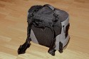 Lowepro Trim Trekker\n\nFoto von Thomas Brocher - VIELEN DANK THOMAS!\n\nKommentar des Nutzers:\n\nEs ist (soweit ich wei) das einzige Toploader-Modell am Markt. Damit meine ich, dass er auf seiner Unterseite abgestellt und dann von oben hinein gegriffen werden kann. Er muss also nicht hingelegt werden und die Tragegurte knnen so nicht verdreckt werden.\n\nPlatz hat er genug, es passt ins Hauptfach eine 1-er mit angesetztem 100-400, daneben noch 2 Objektive wie z.B. 17-40 und 24-85. Unter den beiden Objektiven kann ein Schubfach seitlich heraus gezogen werden um z.B. einen Blitz oder 2 kleinere Objektive al 1,4/50 untergebracht werden. Was allerdings nicht passt sind die langen Tele-Ls.\n\nIm Deckel kann Kleinkram wie Speicherkarten, Batterien o.. untergebracht werden.\n\nIn der Vordertasche passen Filter oder andere Kleinteile.