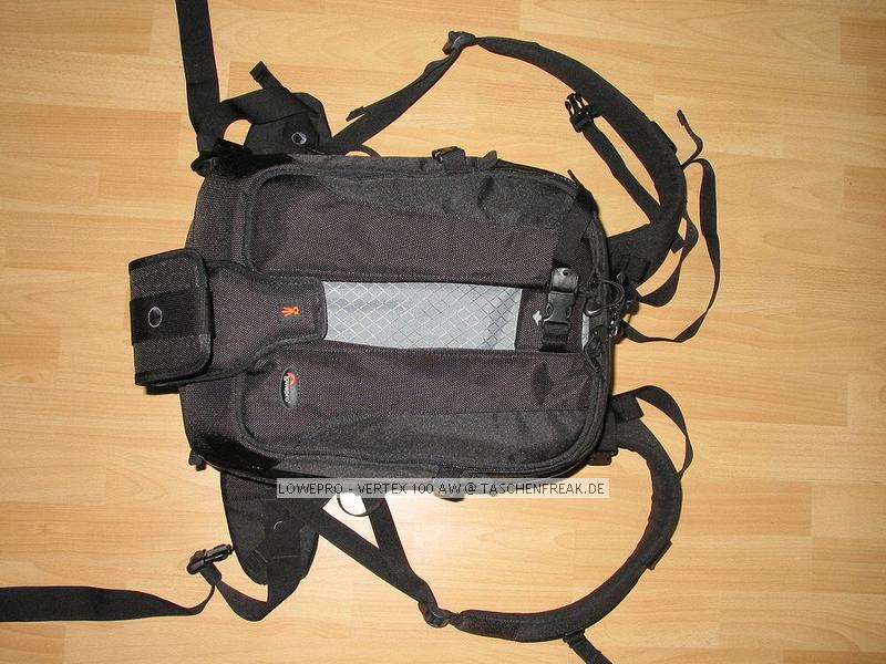 LOWEPRO VERTEX 100 AW\n\nFoto von Richard - VIELEN DANK FR DEIN MAIL!\n\nKommentar des Nutzers:\n\nHallo Jrg,\n\nanbei wie gewnscht die Bilder des Vertex 100.\n\nIch habe leider noch nicht viel Erfahrung mit dem Rucksack. Bis jetzt bin ich zufrieden und fr meine Zwecke (Zoo, Stadttour)ist er ausreichend. Fr richtige Wandertouren wrde ich in nicht benutzen. Mit meinem Stativ allerdings verlagert sich das Gewicht ziemlich nach hinten und es wird unangenehm.\n\nBei Fragen stehe ich gerne zur Verfgung\n\nSchne Gre und alles Gute aus Nrnberg\n\nMatane Richard