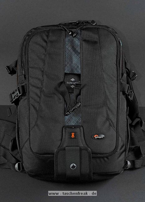 LOWEPRO VERTEX 200AW \n\nFoto von © Uwe Stock - VIELEN DANK FR DEIN MAIL!\n\nKommentar des Nutzers:\n\nHallo Jrg,\n \nerst einmal mein Lob zu deiner Webpage auf der ich schon des fteren  nachgeschaut habe um mir eine bersicht zu verschaffen.\n\nAnbei ein paar Fotos von dem Lowepro Vertex 200 AW der ja in deiner bersicht noch nicht erschienen ist.\n\nLiebe Gre aus Kassel    Uwe Stock