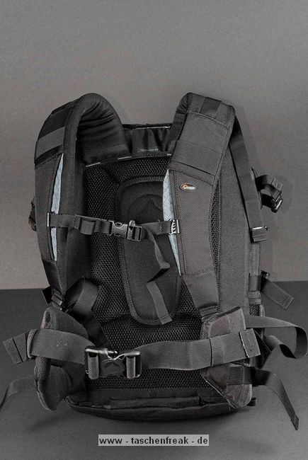 LOWEPRO VERTEX 200AW \n\nFoto von © Uwe Stock - VIELEN DANK FR DEIN MAIL!\n\nKommentar des Nutzers:\n\nHallo Jrg,\n \nerst einmal mein Lob zu deiner Webpage auf der ich schon des fteren  nachgeschaut habe um mir eine bersicht zu verschaffen.\n\nAnbei ein paar Fotos von dem Lowepro Vertex 200 AW der ja in deiner bersicht noch nicht erschienen ist.\n\nLiebe Gre aus Kassel    Uwe Stock