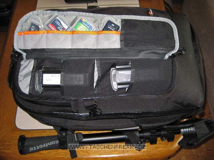 LOWEPRO VERTEX 300 AW\n\nFoto und Text von Michael Wilcynski - VIELEN DANK!\n\nKommentar:\n\nHallo,\n\nanbei einige Fotos von meinen Lowepro Vertex 300  für die Taschenfreak Galerie.\n\nDer Rucksack Ist mit folgenden Gegenständen bestückt:\n\nLinke Fronttasche:\n-          SD Karte\n-          2x CF Karten\n-          SDHC / USB Adapter\n-          2 Canon NP E3 Akkus (für 1D MKII)\n \nRechte Fronttasche:\n-          Kugelschreiber\n-          Handy\n-          Kartenleser (Reißverschlusstasche)\n-          Kabel & Funk Fernauslöser (2. Reißverschlusstasche)\n           \nNotebookfach:\n-          Handschuhe + 10 Zoll Netbook bzw. 15 Zoll Notebook\n\nGroßes Fach:\n-          2x 580 EX\n-          2x Extender + Bouncer\n-          EF 85 f/1.8 USM inkl. Streulichtblende\n-          1.4x Extender unter Tokina 10-17 Fisheye\n-          EF 300 f/2.8 L IS USM + Polfilter \n-          EOS 5D inkl. BG E4 + angesetztem EF 17-40 L USM und gedrehter Streulichtblende\n-          EF 70-200 L USM\n-          1D MK II\n\nDeckel:\n-          Polfilter 77mm\n-          2x BP 511\n-          1x Satz Ersatzakkus für 580 EX\n-          Bedienungsanleitung\n \nGruß Michael