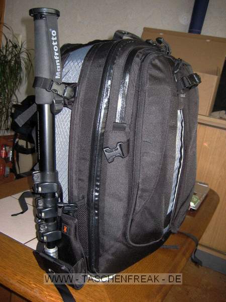 LOWEPRO VERTEX 300 AW\n\nFoto und Text von Michael Wilcynski - VIELEN DANK!\n\nKommentar:\n\nHallo,\n\nanbei einige Fotos von meinen Lowepro Vertex 300  für die Taschenfreak Galerie.\n\nDer Rucksack Ist mit folgenden Gegenständen bestückt:\n\nLinke Fronttasche:\n-          SD Karte\n-          2x CF Karten\n-          SDHC / USB Adapter\n-          2 Canon NP E3 Akkus (für 1D MKII)\n \nRechte Fronttasche:\n-          Kugelschreiber\n-          Handy\n-          Kartenleser (Reißverschlusstasche)\n-          Kabel & Funk Fernauslöser (2. Reißverschlusstasche)\n           \nNotebookfach:\n-          Handschuhe + 10 Zoll Netbook bzw. 15 Zoll Notebook\n\nGroßes Fach:\n-          2x 580 EX\n-          2x Extender + Bouncer\n-          EF 85 f/1.8 USM inkl. Streulichtblende\n-          1.4x Extender unter Tokina 10-17 Fisheye\n-          EF 300 f/2.8 L IS USM + Polfilter \n-          EOS 5D inkl. BG E4 + angesetztem EF 17-40 L USM und gedrehter Streulichtblende\n-          EF 70-200 L USM\n-          1D MK II\n\nDeckel:\n-          Polfilter 77mm\n-          2x BP 511\n-          1x Satz Ersatzakkus für 580 EX\n-          Bedienungsanleitung\n \nGruß Michael